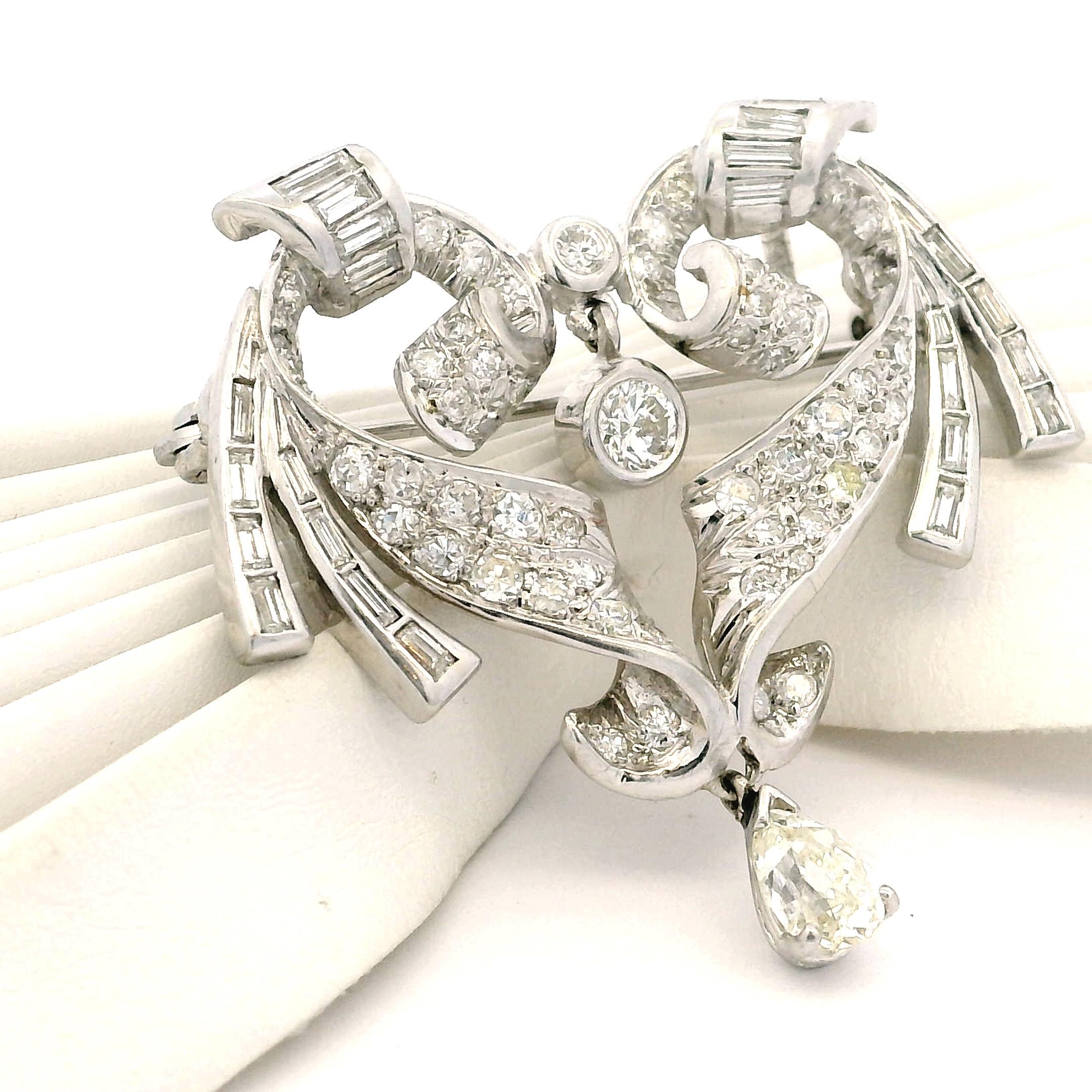 Collana con spilla-pendente convertibile in platino e diamanti di metà secolo, 3,00 carati in vendita 10