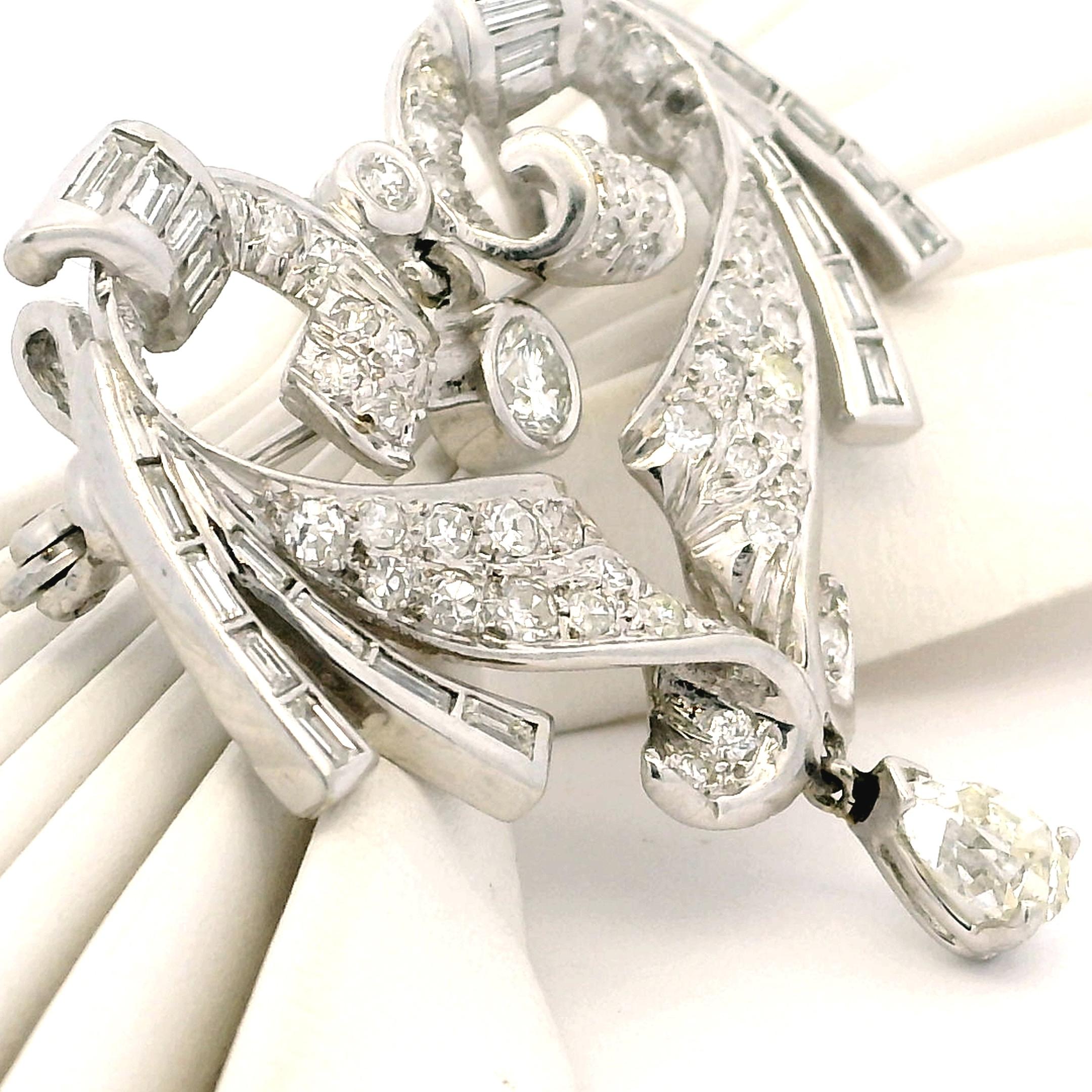 Collana con spilla-pendente convertibile in platino e diamanti di metà secolo, 3,00 carati in vendita 11