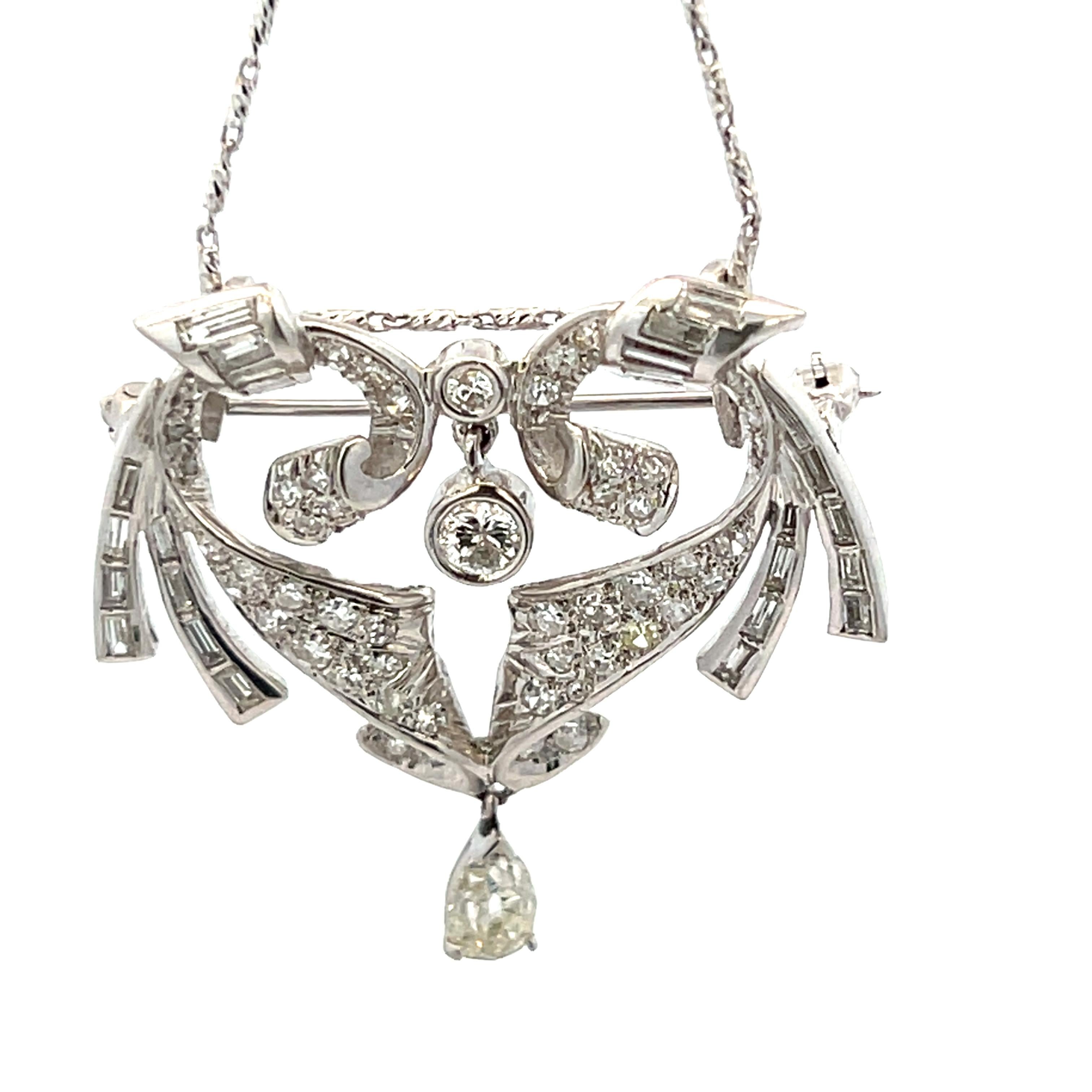 Esempio straordinario dell'arte dei diamanti di metà secolo, questo versatile gioiello passa senza problemi da una sofisticata spilla a un'abbagliante collana con pendente. Realizzato meticolosamente a mano in platino, il pezzo presenta un intricato