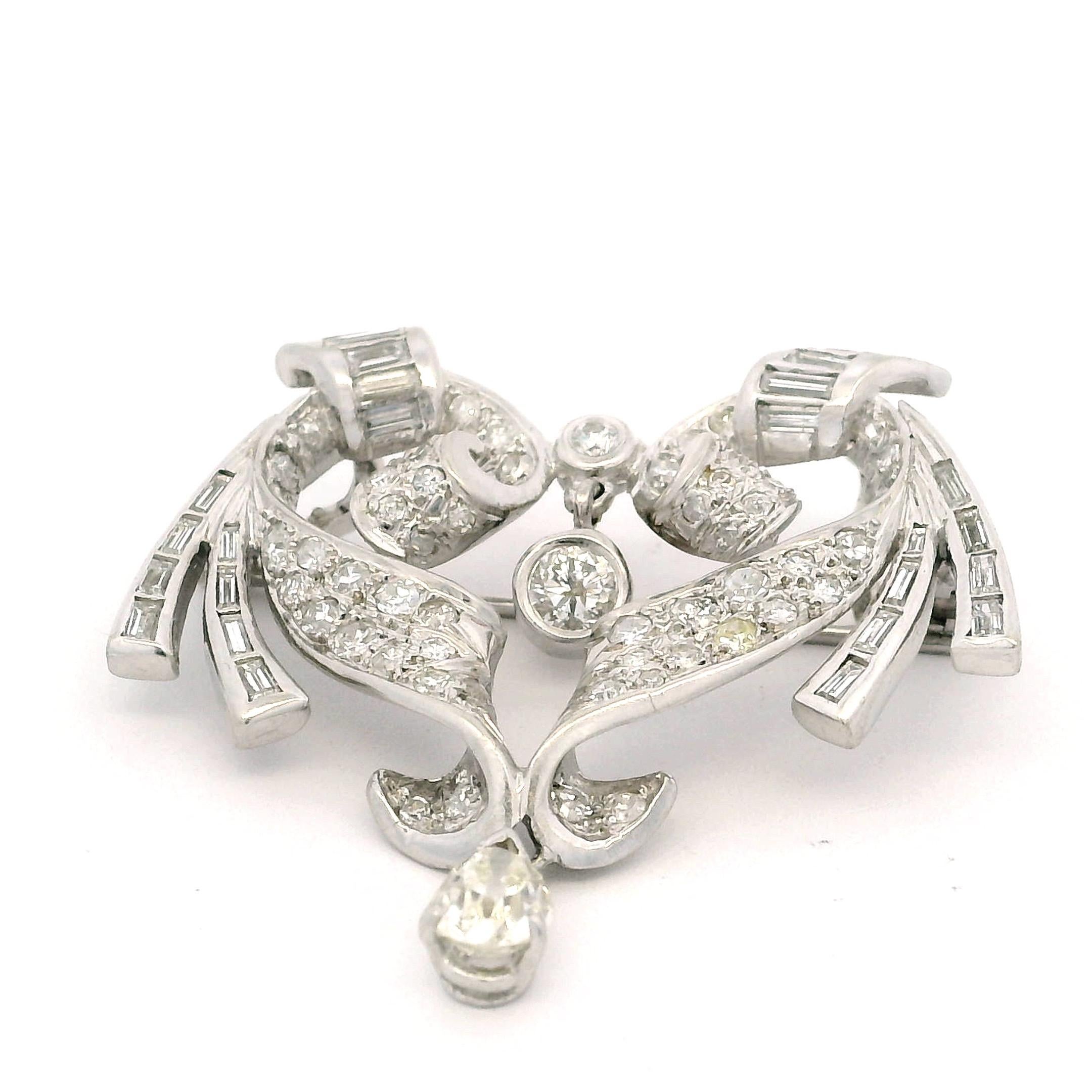 Taglio baguette Collana con spilla-pendente convertibile in platino e diamanti di metà secolo, 3,00 carati in vendita