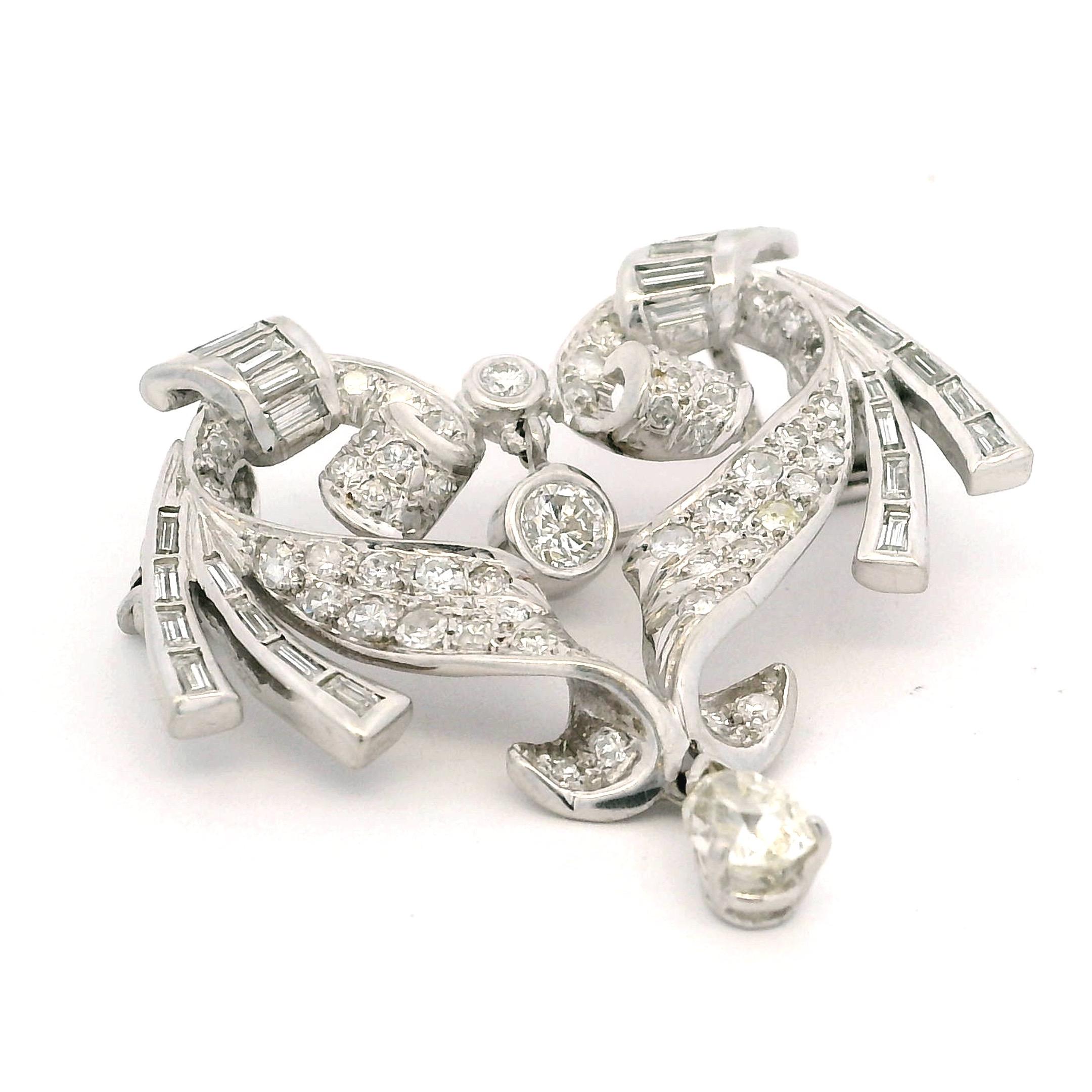 Collana con spilla-pendente convertibile in platino e diamanti di metà secolo, 3,00 carati In condizioni ottime in vendita a Miami, FL