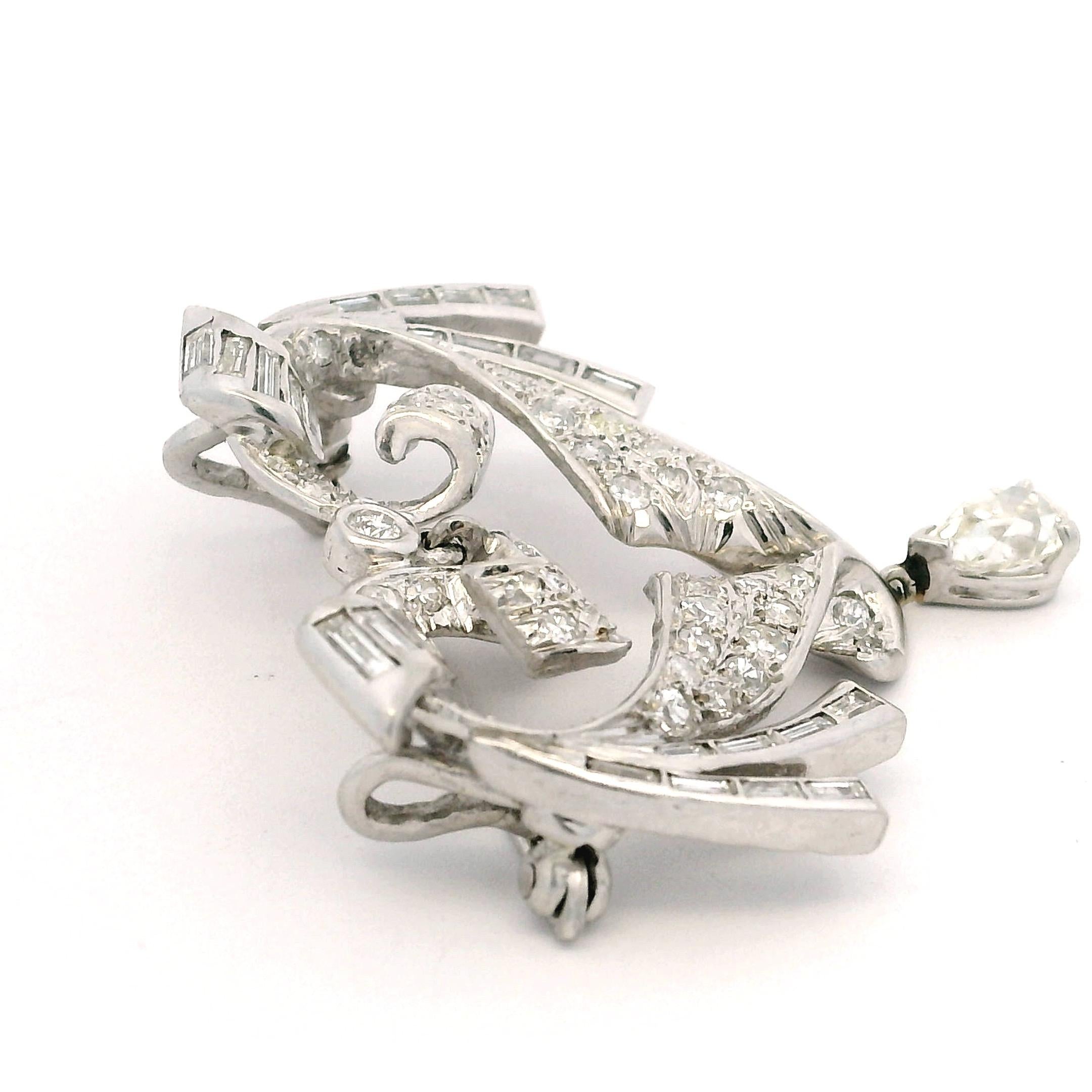 Collana con spilla-pendente convertibile in platino e diamanti di metà secolo, 3,00 carati in vendita 2