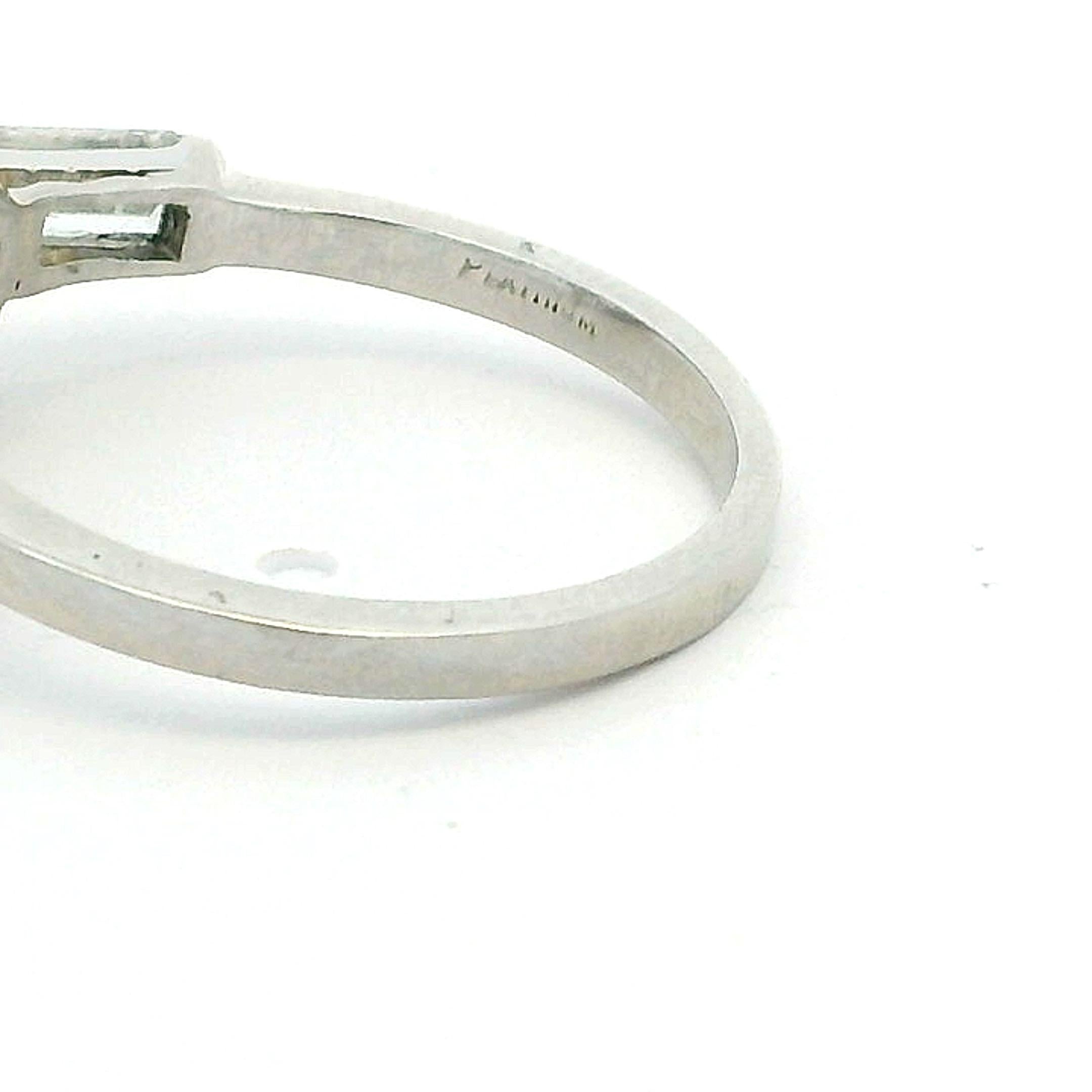 Bague de fiançailles en platine du milieu du siècle avec un diamant de 2,50 ct et des accents baguette en vente 4