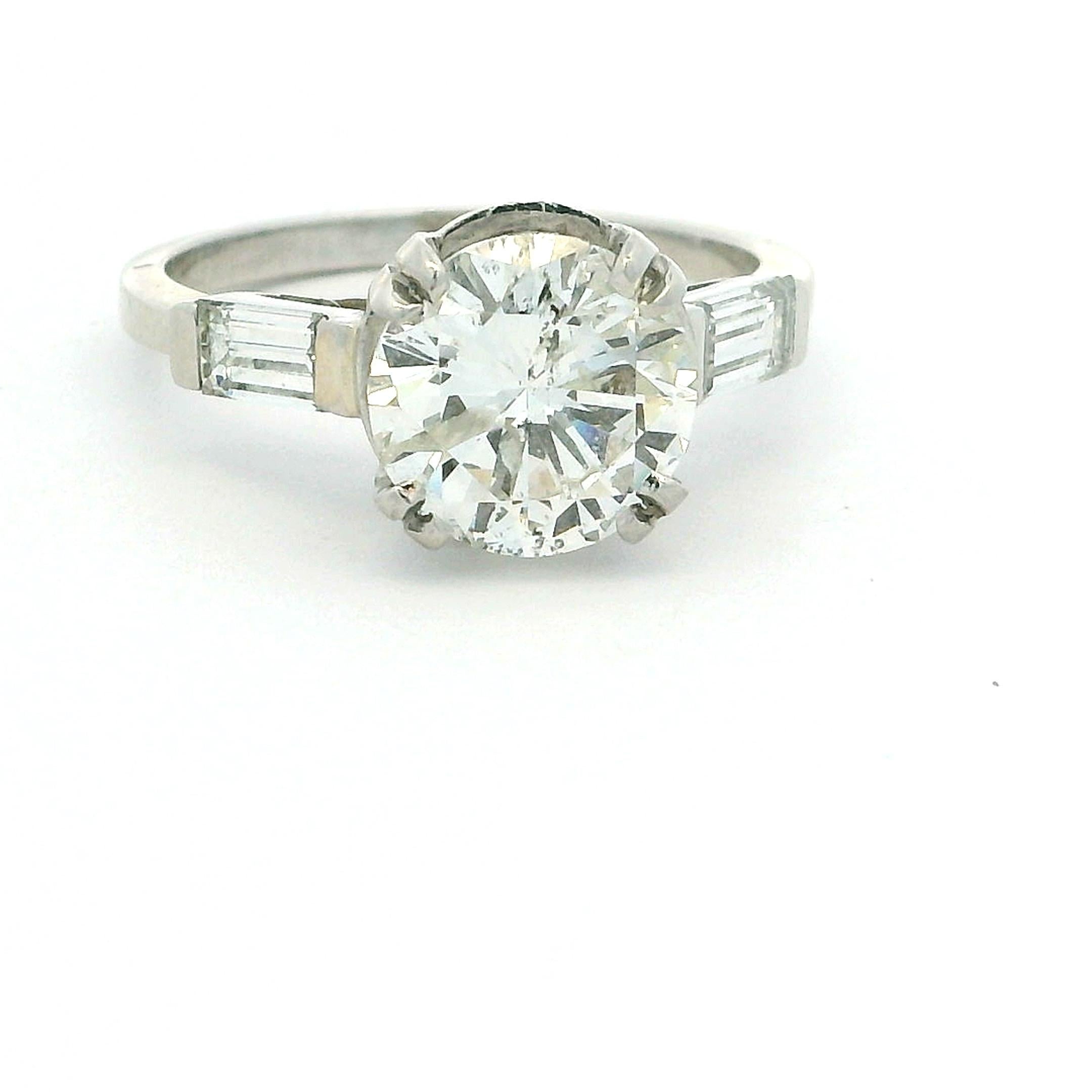 Bague de fiançailles en platine du milieu du siècle avec un diamant de 2,50 ct et des accents baguette en vente 2