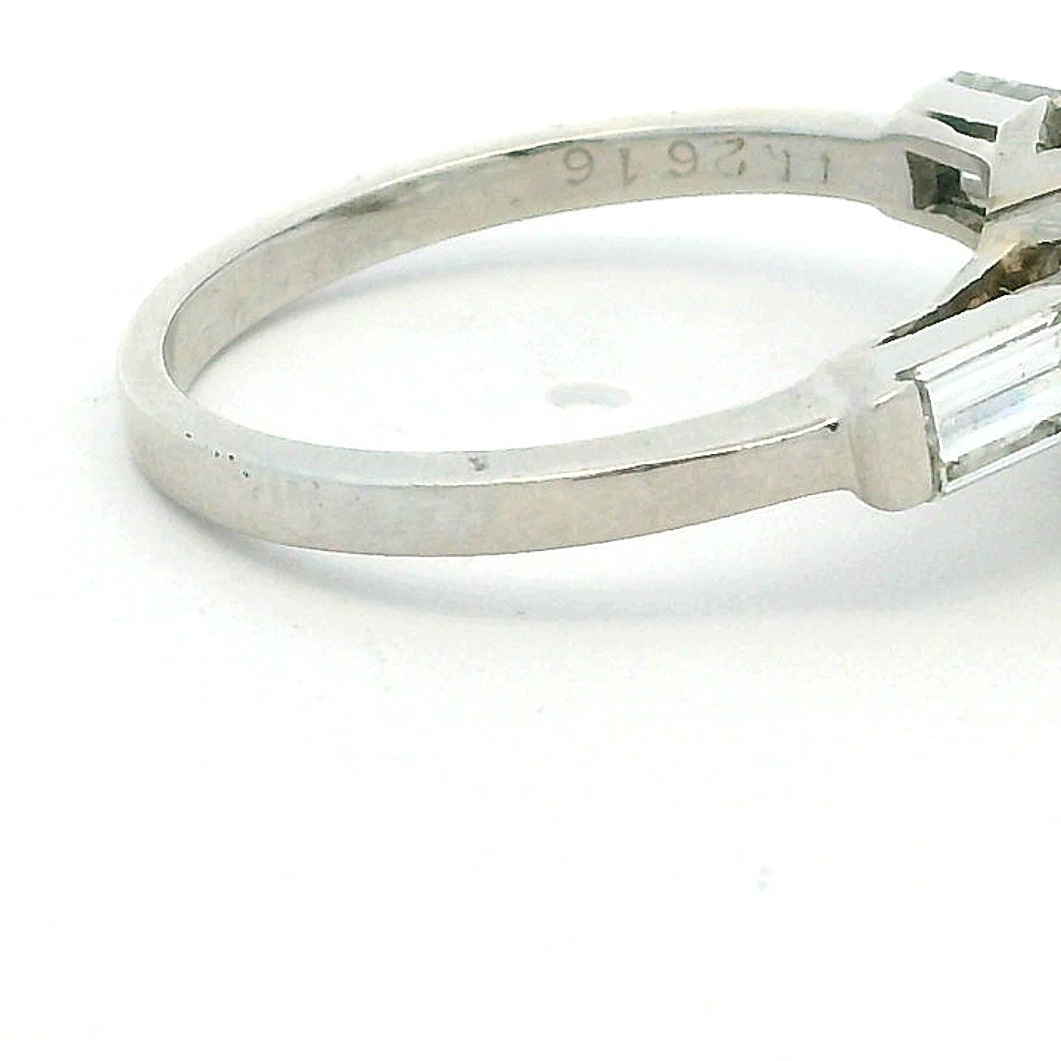 Bague de fiançailles en platine du milieu du siècle avec un diamant de 2,50 ct et des accents baguette en vente 3