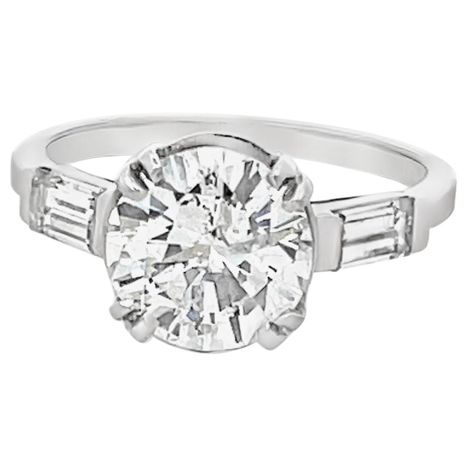 Anello di fidanzamento in platino di metà secolo con diamante da 2.53 carati e accenti a baguette