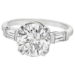 Anello di fidanzamento in platino di metà secolo con diamante da 2.53 carati e accenti a baguette