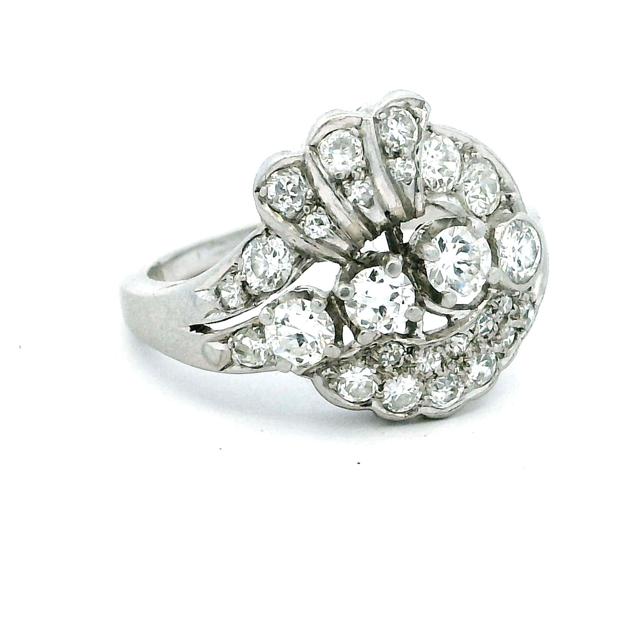 A  Anello spray con diamante in platino del Mid Century Jewell's attribuito al gioielliere americano Frederick Fink, noto per i suoi design scultorei in platino del dopoguerra e per il suo caratteristico marchio di fabbrica 