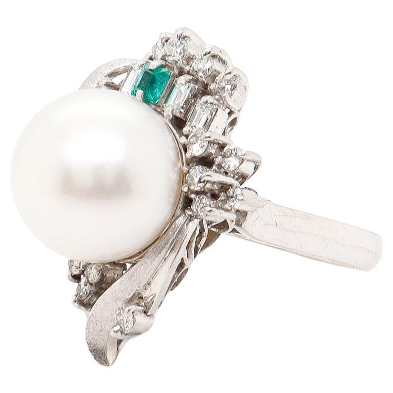 Cocktailring aus Platin, Perle, Smaragd und Diamant aus der Jahrhundertmitte im Angebot