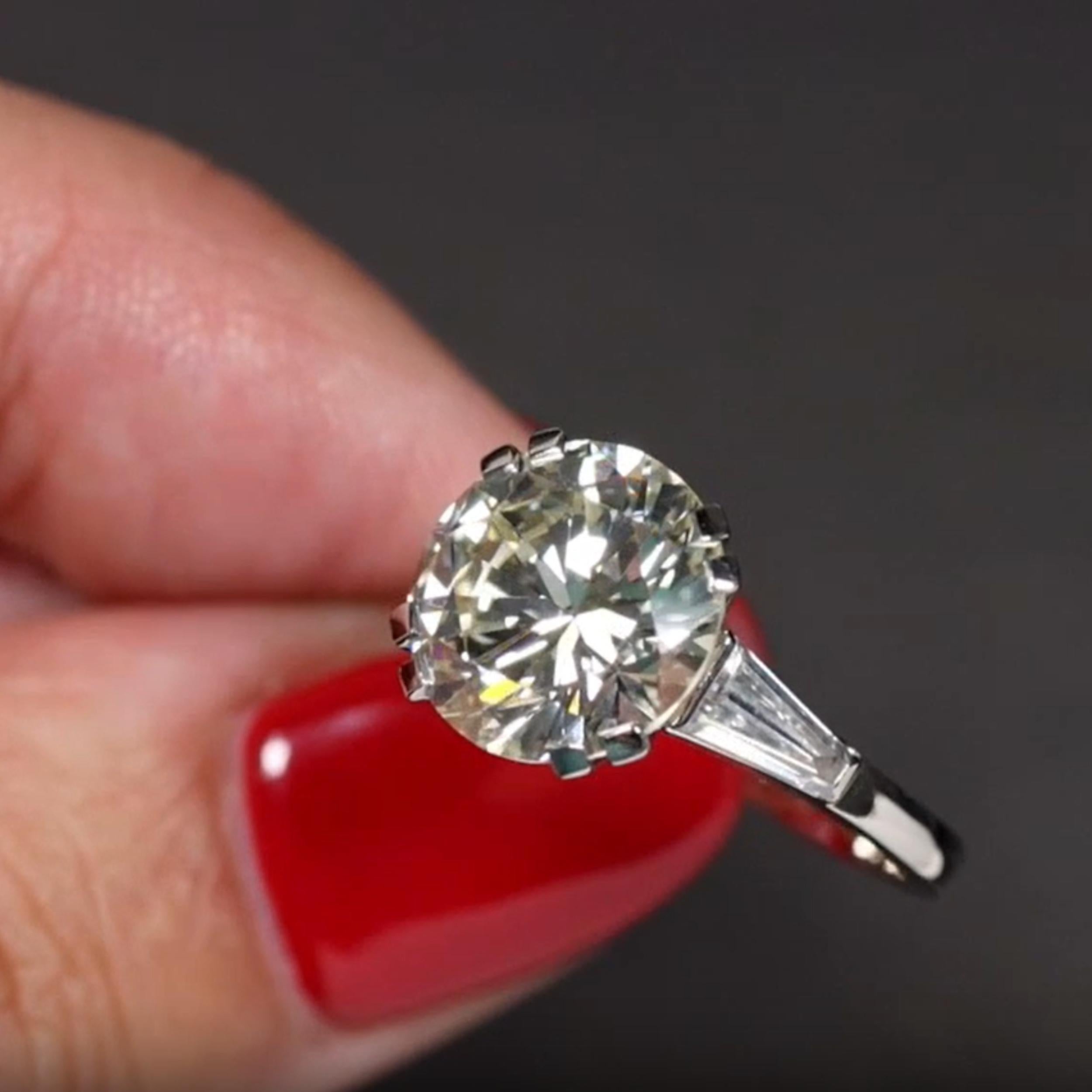 Sorprendente ejemplo de sofisticación atemporal, este auténtico anillo de compromiso de mediados de siglo de Antinori exhibe un diamante de talla antigua de transición verdaderamente excepcional, de 4,15 quilates, certificado por el GIA. Elaborado