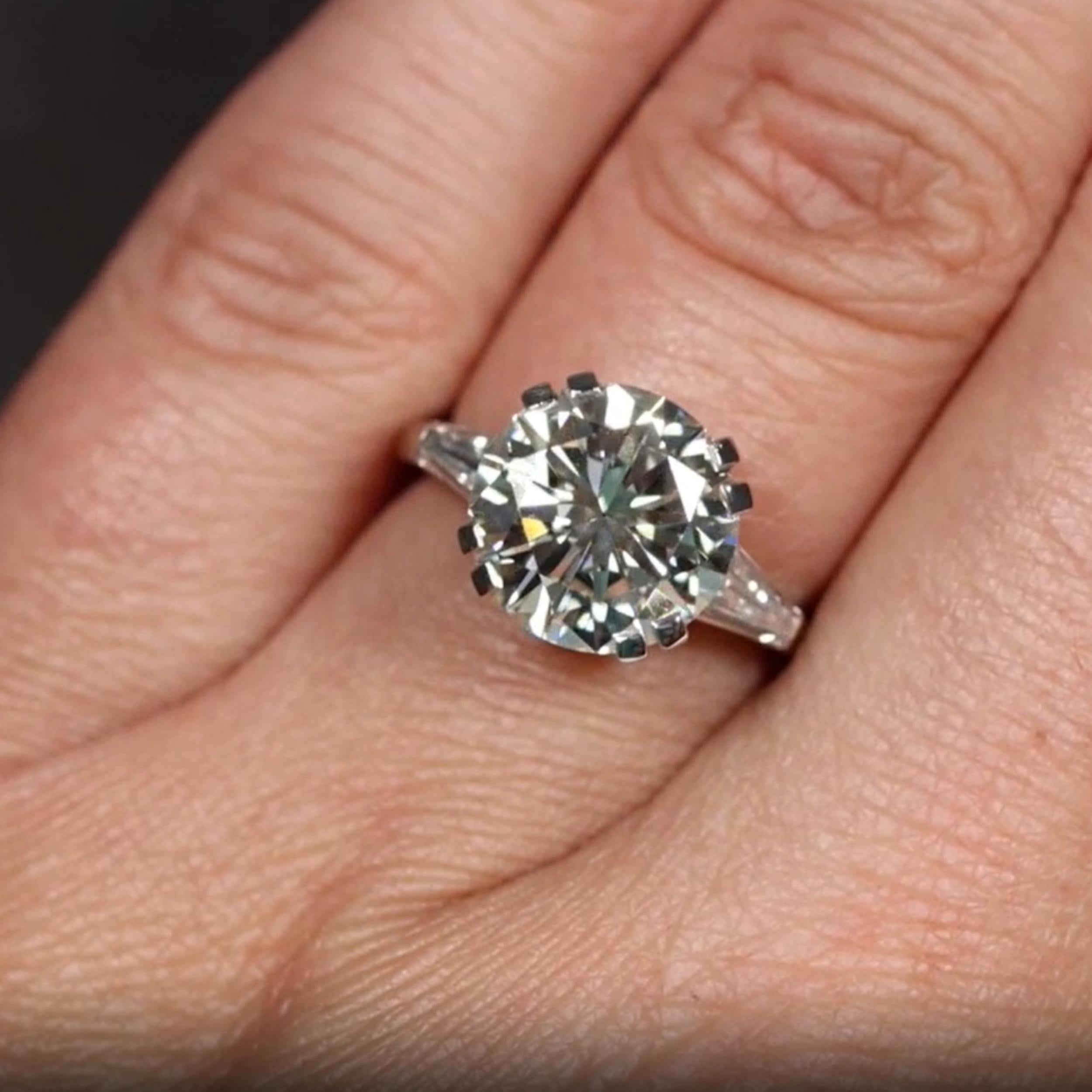 Anillo de platino de mediados de siglo con diamante talla antigua GIA de 4,15 ct y baguettes cónicas Art Decó en venta