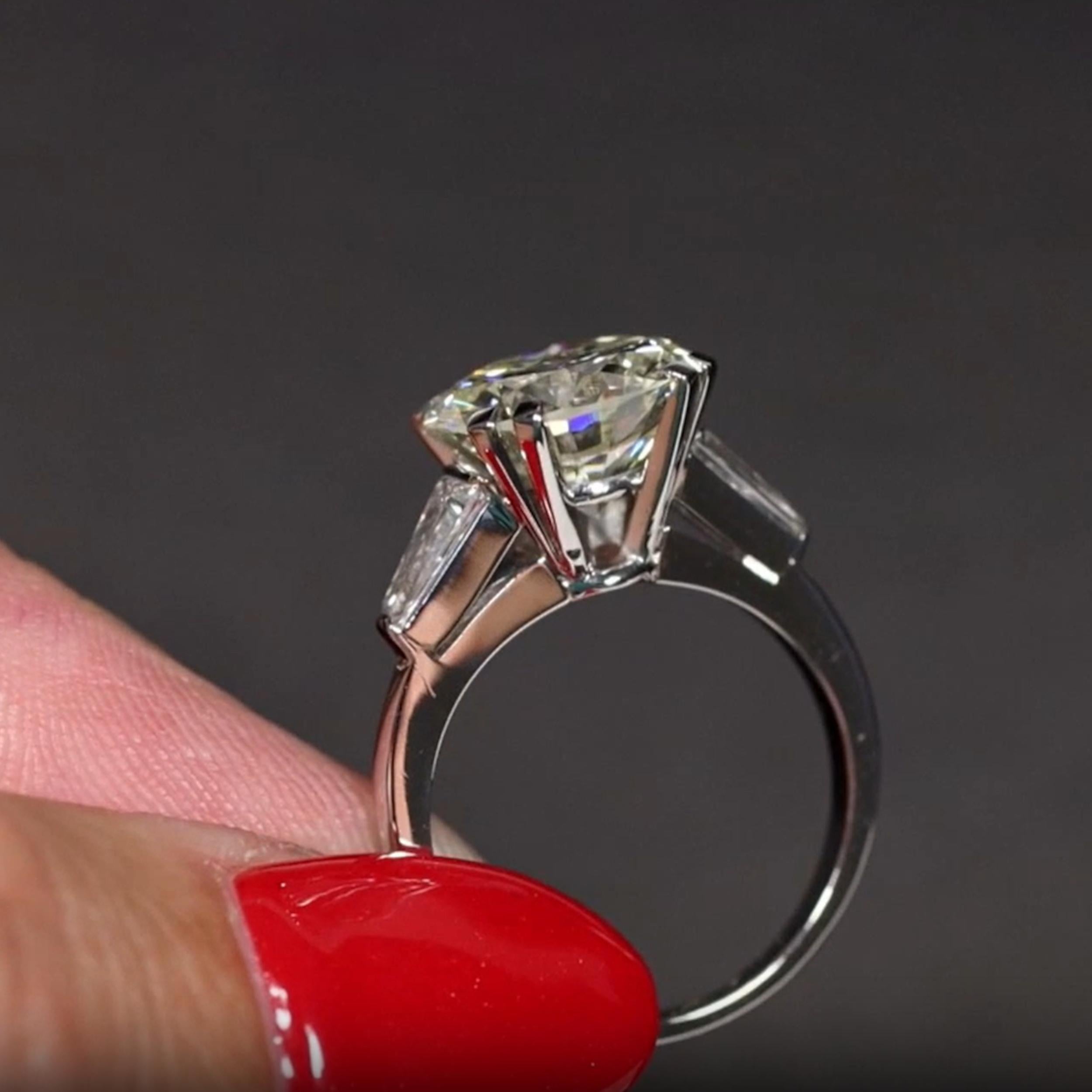 Anillo de platino de mediados de siglo con diamante talla antigua GIA de 4,15 ct y baguettes cónicas Corte europeo antiguo en venta