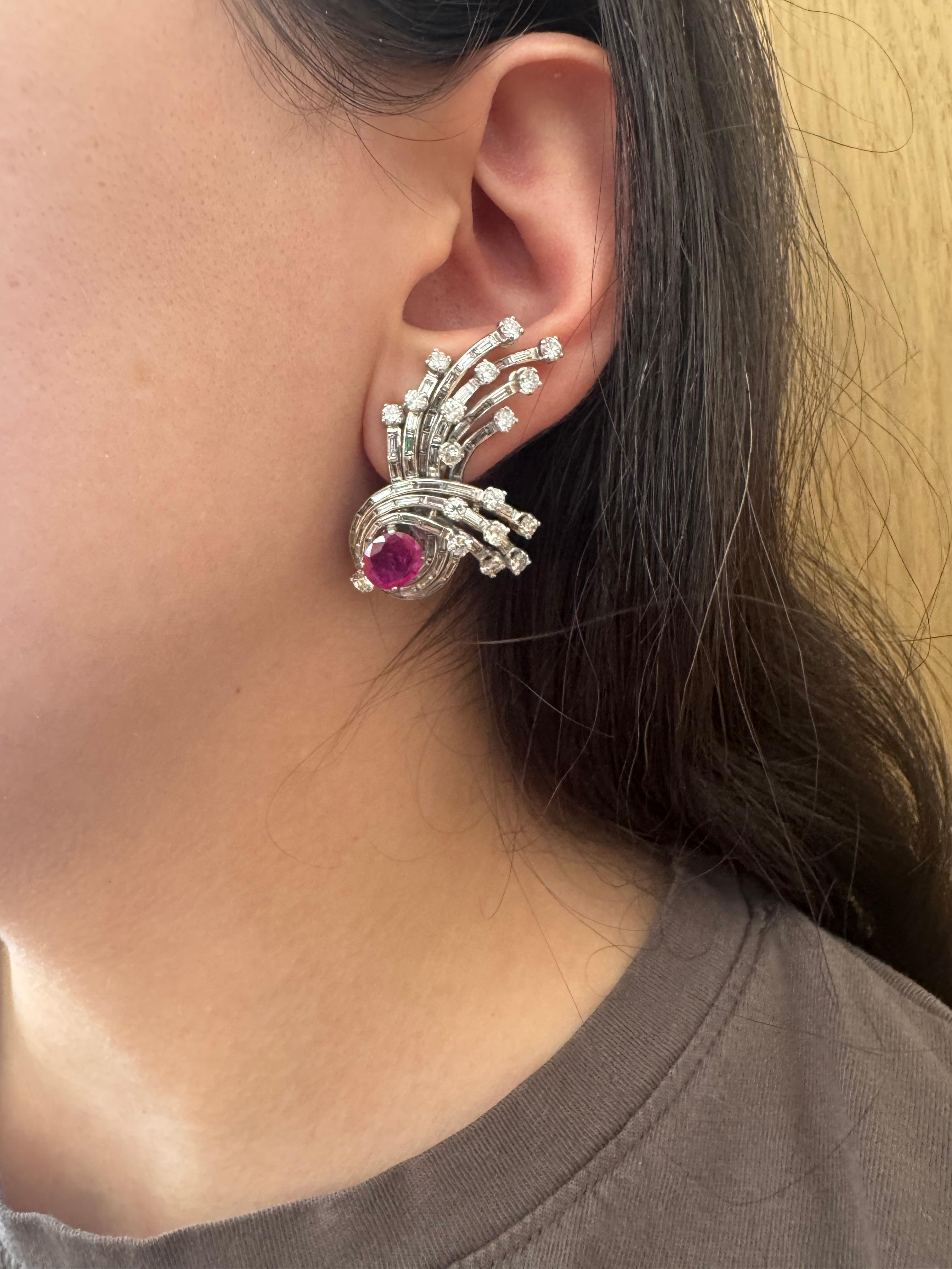 Taille ronde Boucles d'oreilles du milieu du siècle en platine avec rubis et diamants, 10,65 carats au total en vente
