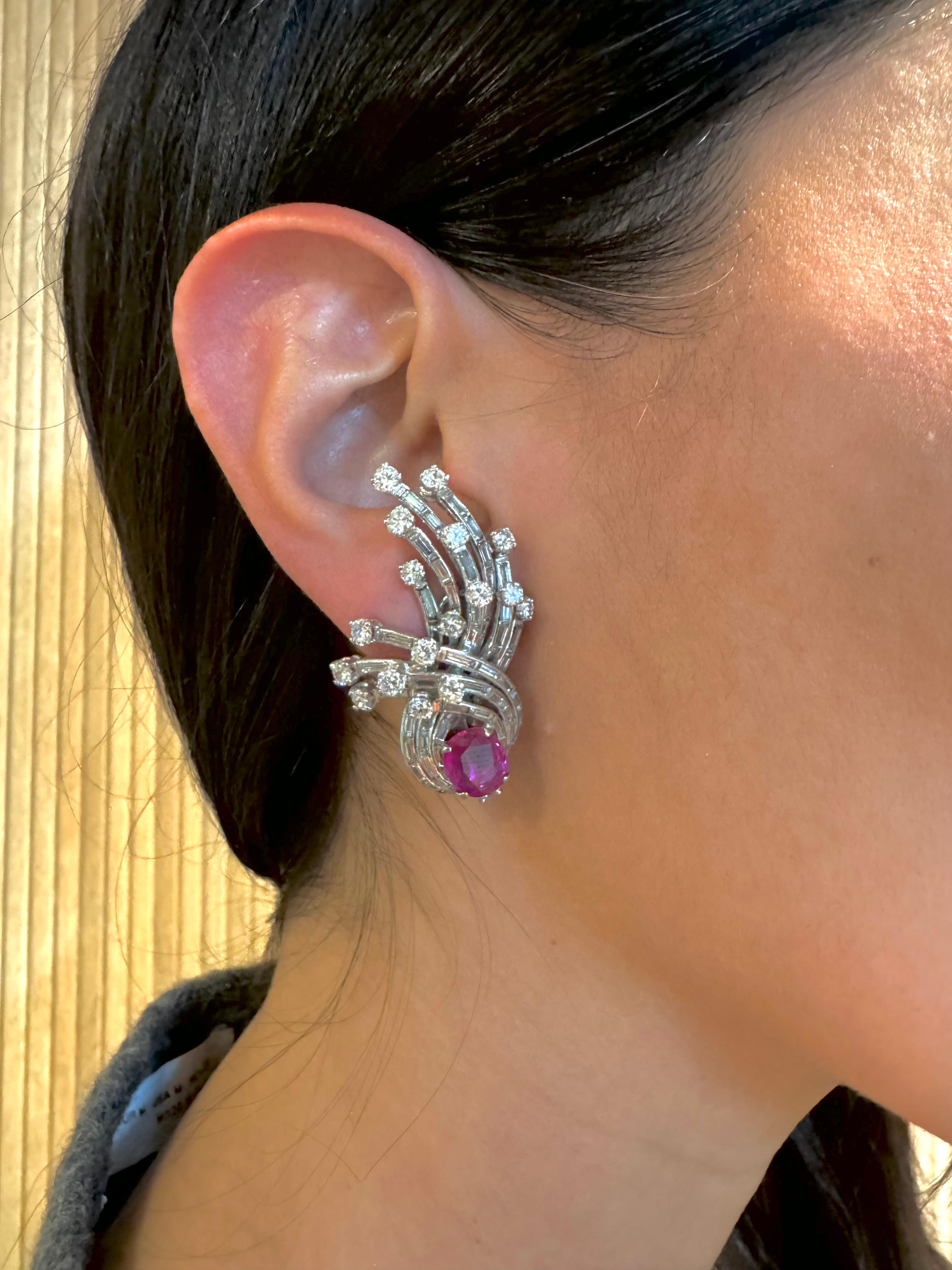 Boucles d'oreilles du milieu du siècle en platine avec rubis et diamants, 10,65 carats au total Unisexe en vente
