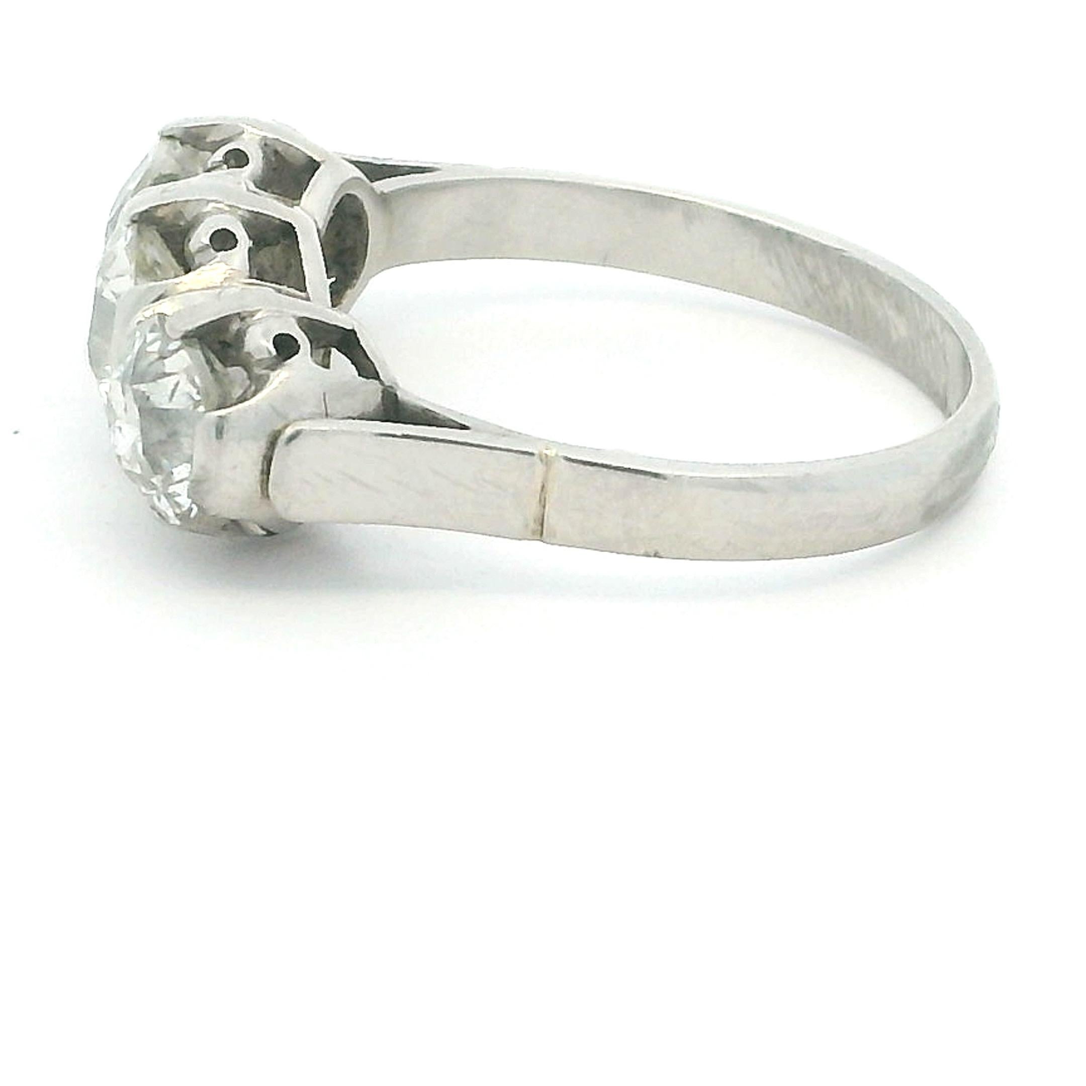 Bague à trois pierres en platine du milieu du siècle, 2,10 carats, Circa 1940-1950 en vente 4