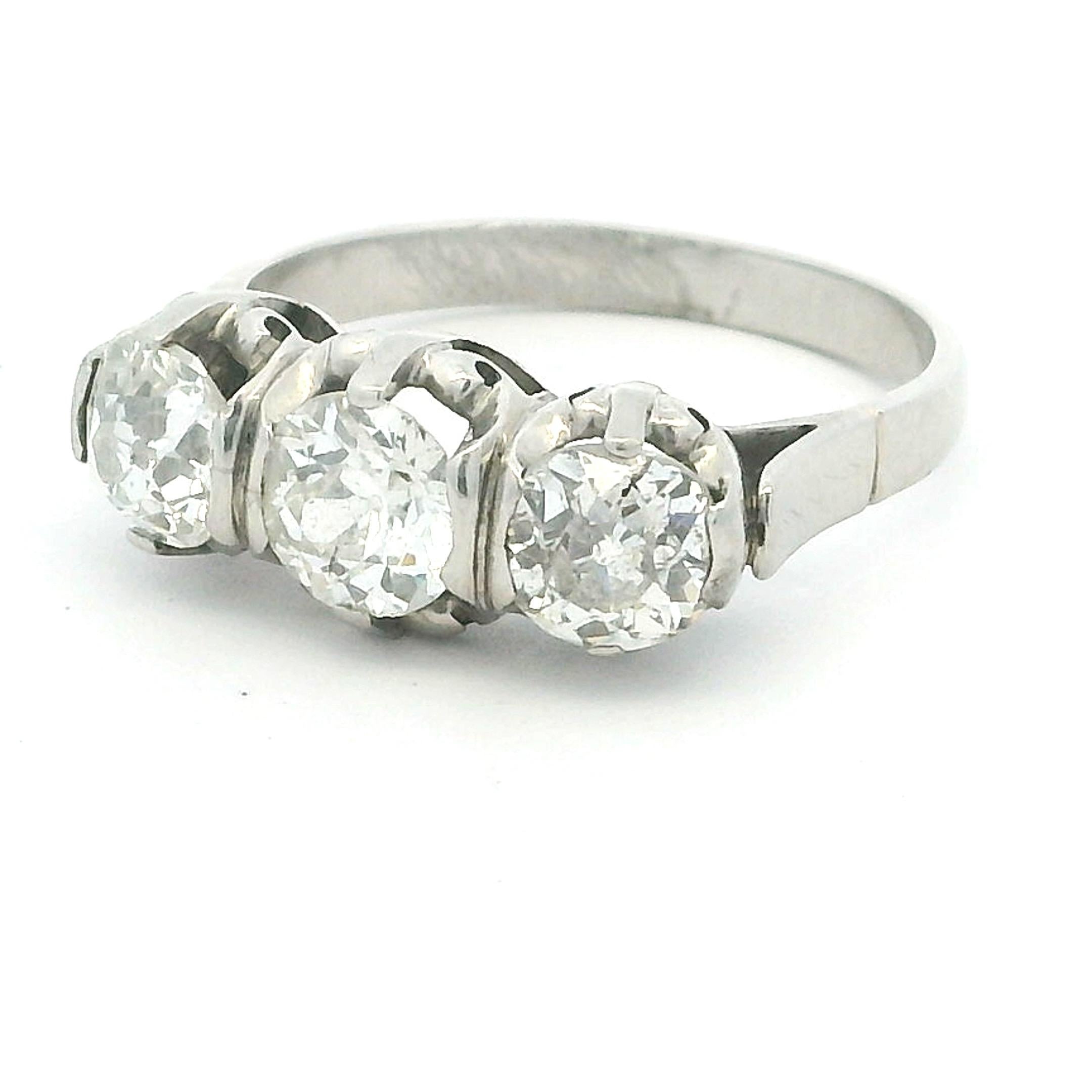 Bague à trois pierres en platine du milieu du siècle, 2,10 carats, Circa 1940-1950 en vente 5