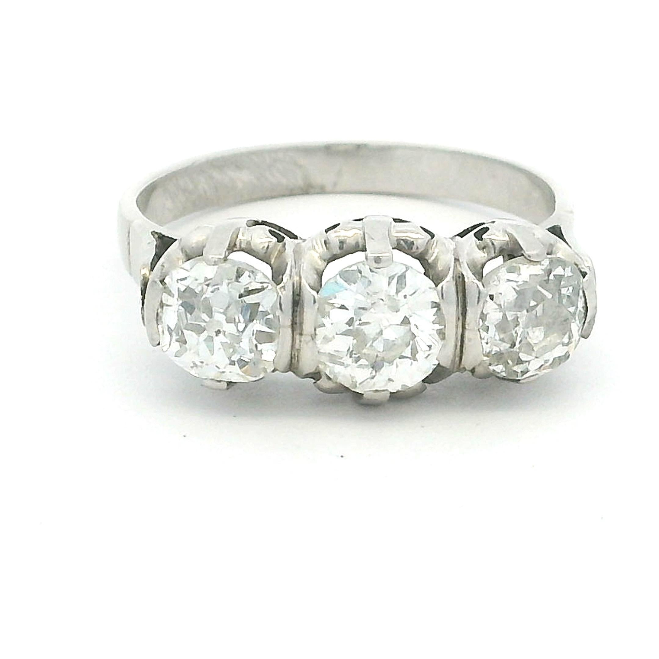 Bague à trois pierres en platine du milieu du siècle, 2,10 carats, Circa 1940-1950 en vente 6