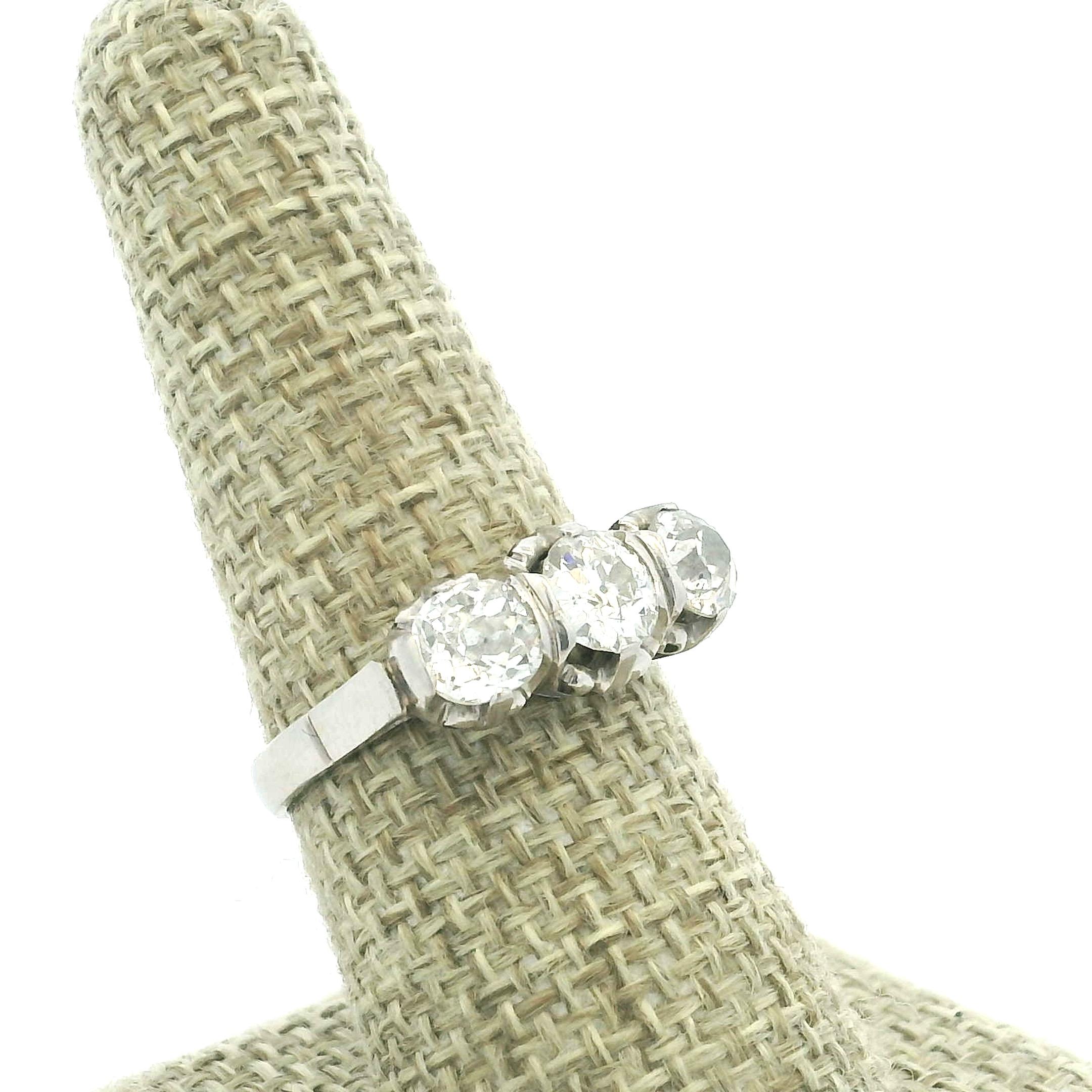 Bague à trois pierres en platine du milieu du siècle, 2,10 carats, Circa 1940-1950 en vente 7