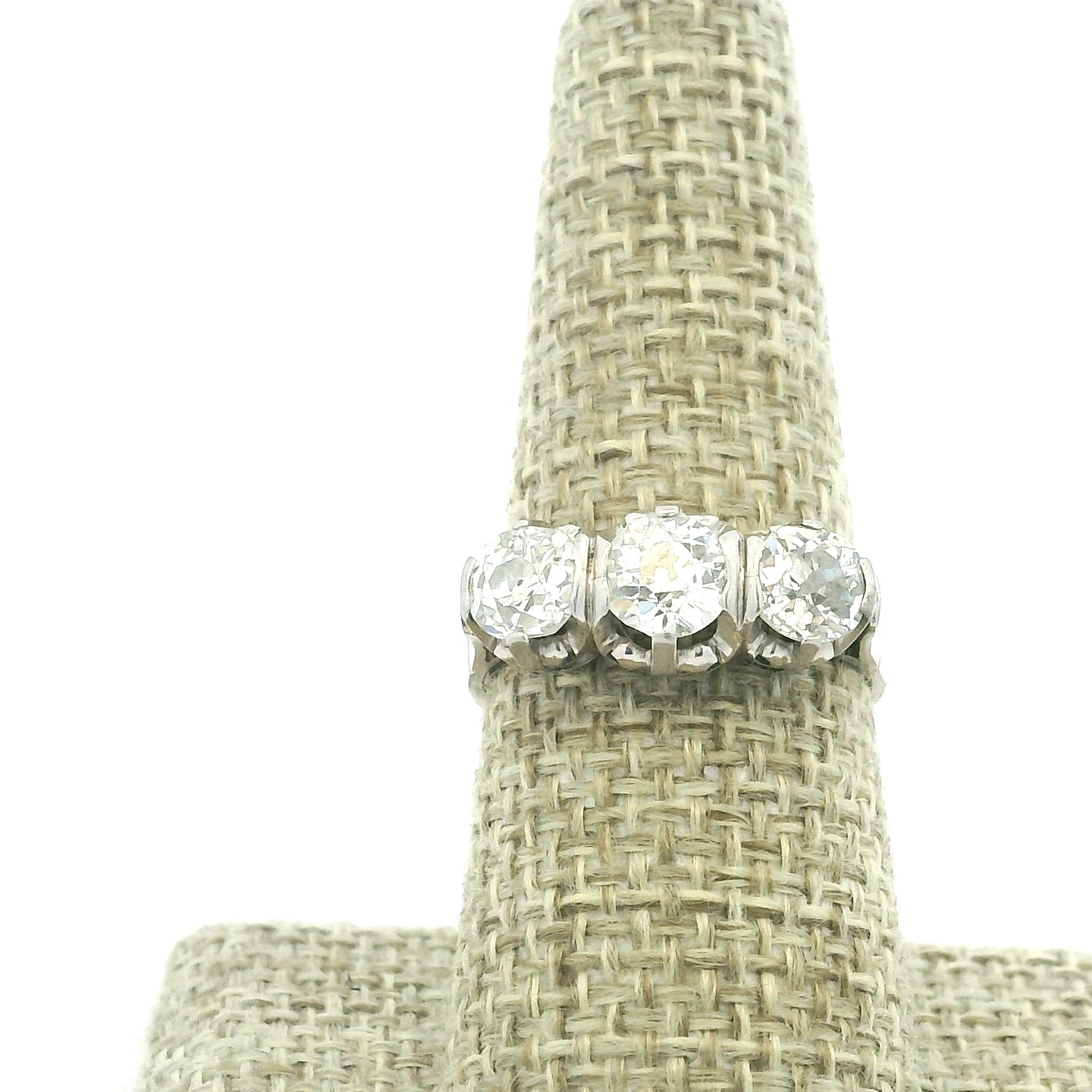 Bague à trois pierres en platine du milieu du siècle, 2,10 carats, Circa 1940-1950 en vente 8