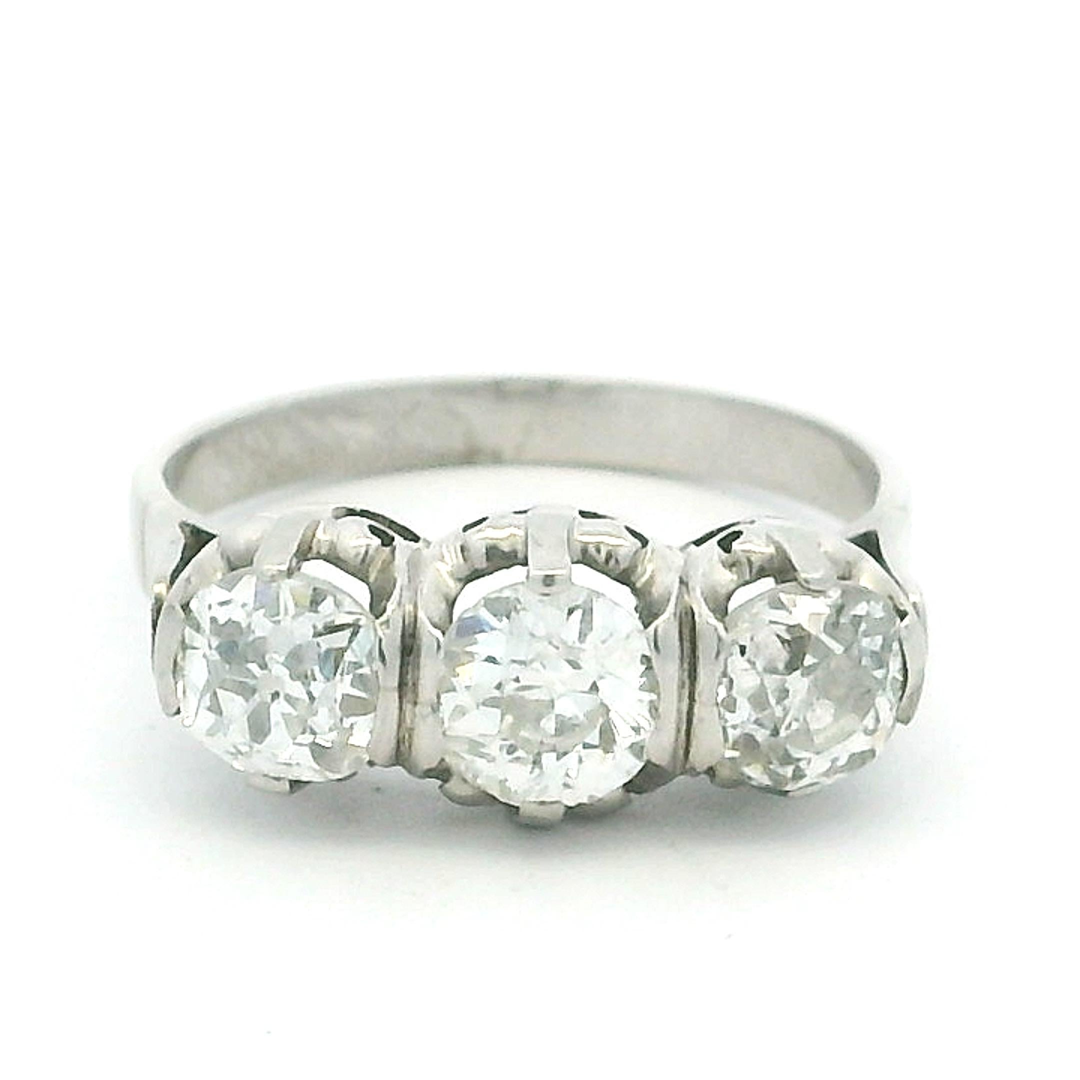Rétro Bague à trois pierres en platine du milieu du siècle, 2,10 carats, Circa 1940-1950 en vente