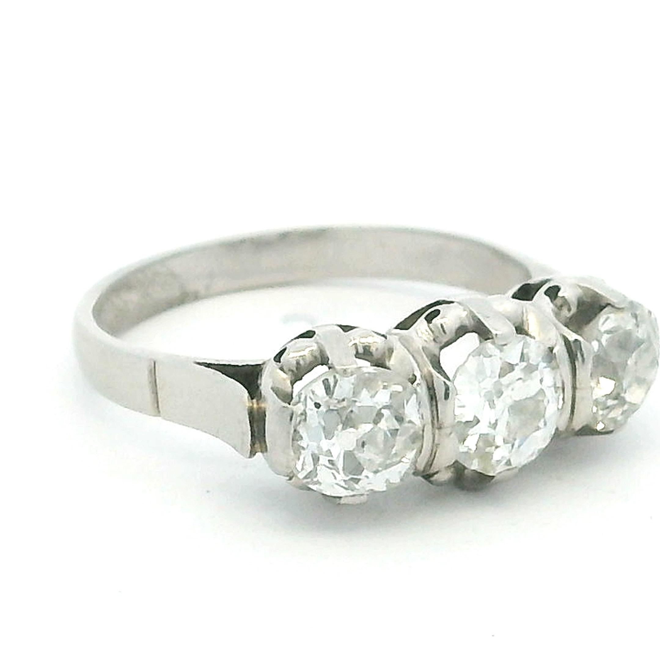 Taille vieille Europe Bague à trois pierres en platine du milieu du siècle, 2,10 carats, Circa 1940-1950 en vente