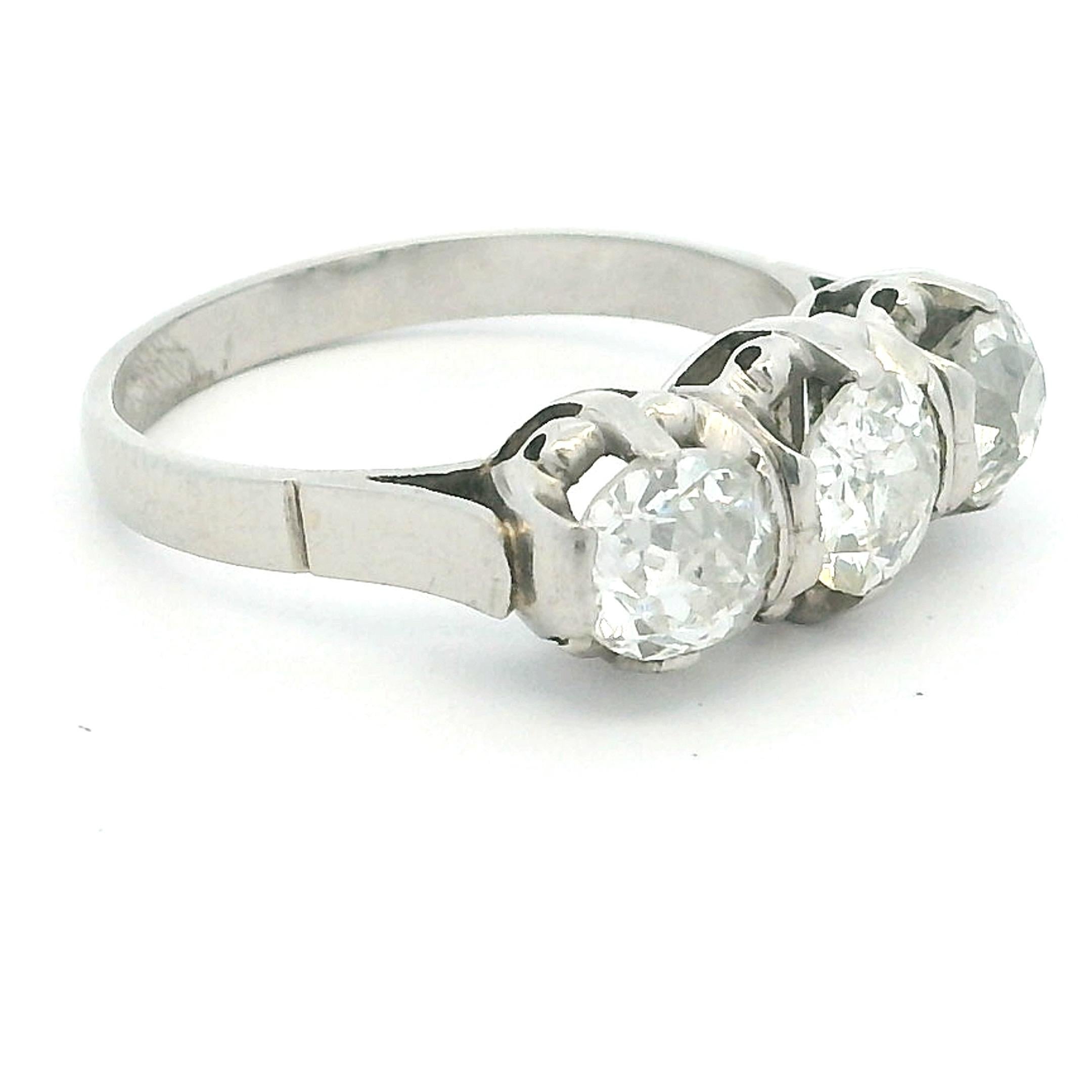 Bague à trois pierres en platine du milieu du siècle, 2,10 carats, Circa 1940-1950 Excellent état - En vente à Miami, FL