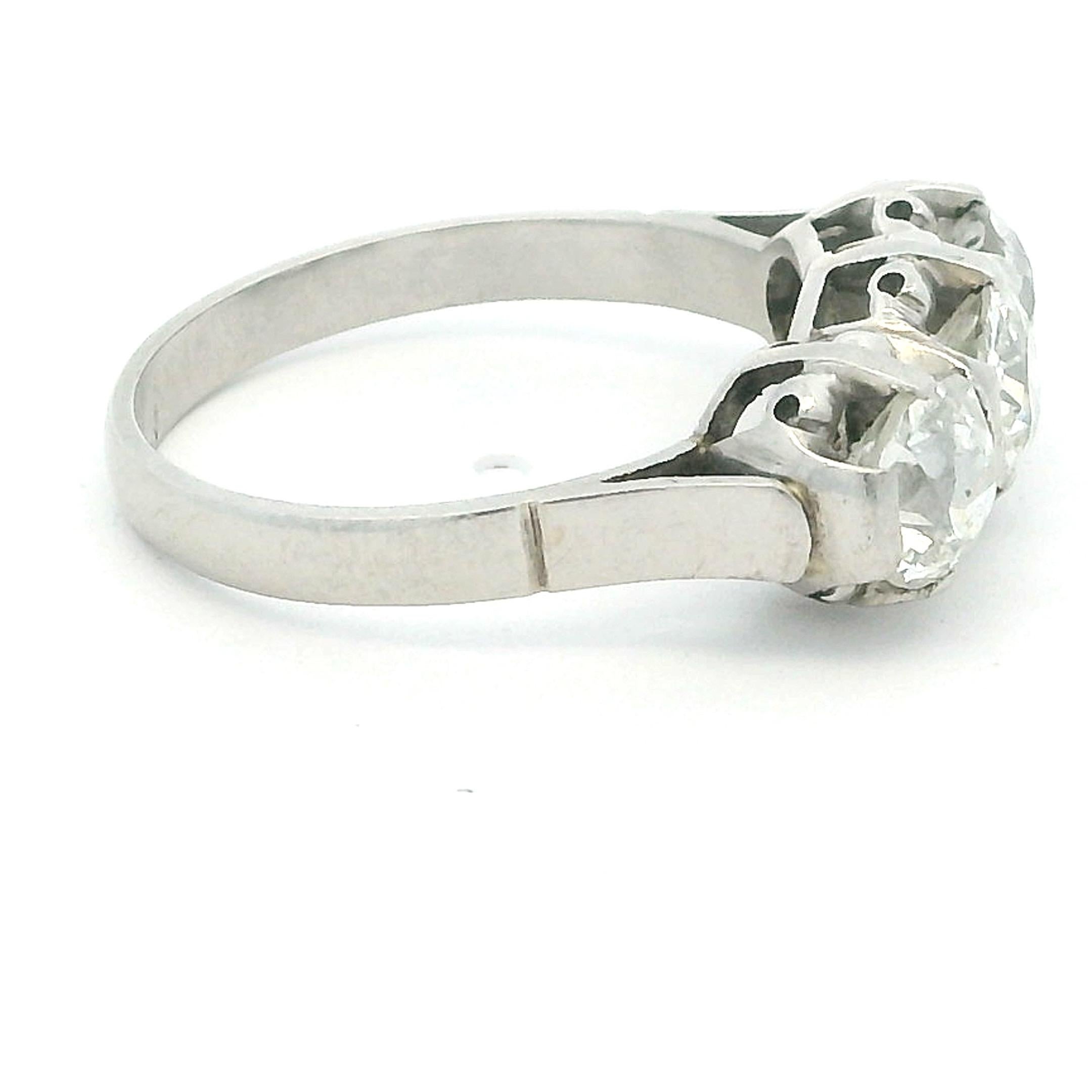 Bague à trois pierres en platine du milieu du siècle, 2,10 carats, Circa 1940-1950 Pour femmes en vente