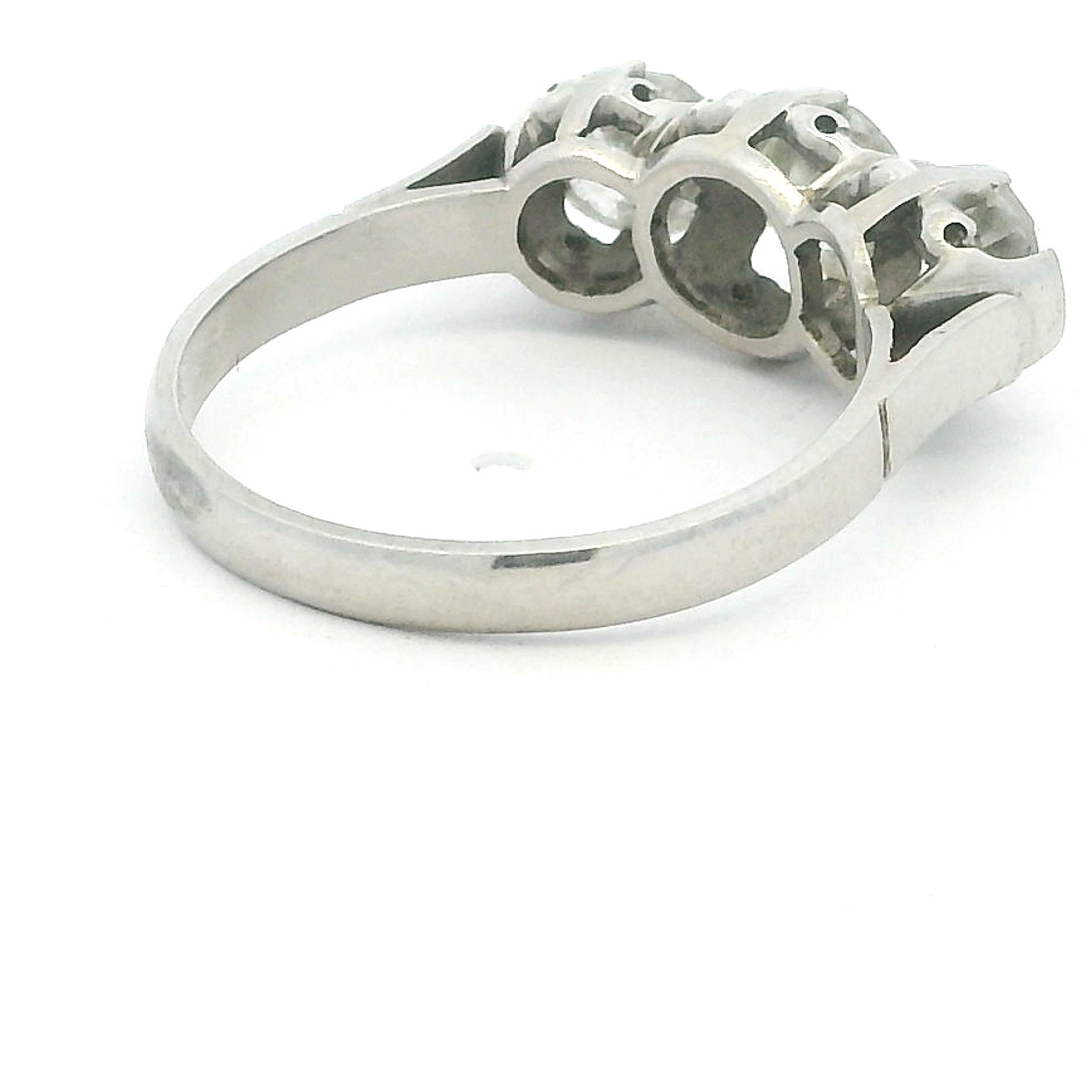 Bague à trois pierres en platine du milieu du siècle, 2,10 carats, Circa 1940-1950 en vente 1