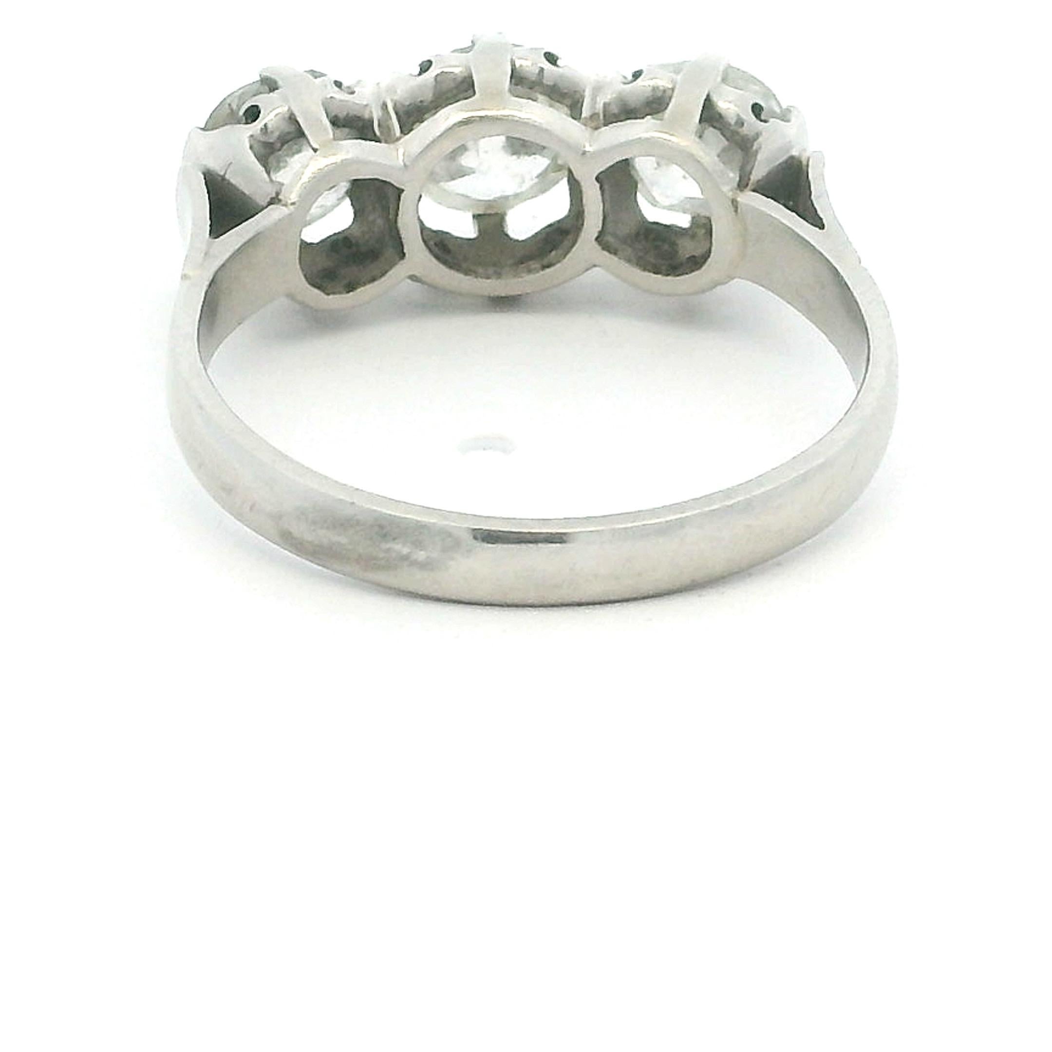 Bague à trois pierres en platine du milieu du siècle, 2,10 carats, Circa 1940-1950 en vente 2