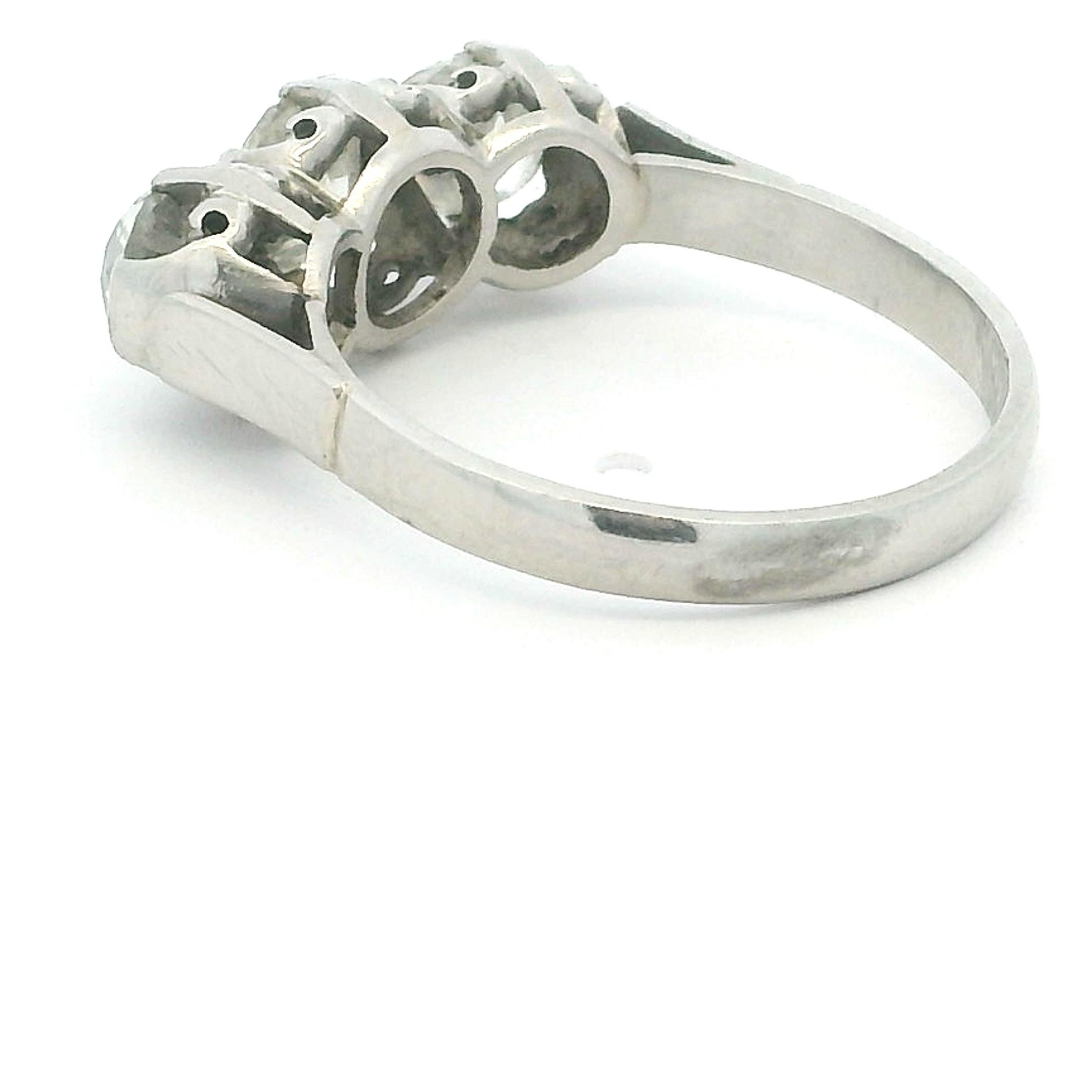 Bague à trois pierres en platine du milieu du siècle, 2,10 carats, Circa 1940-1950 en vente 3
