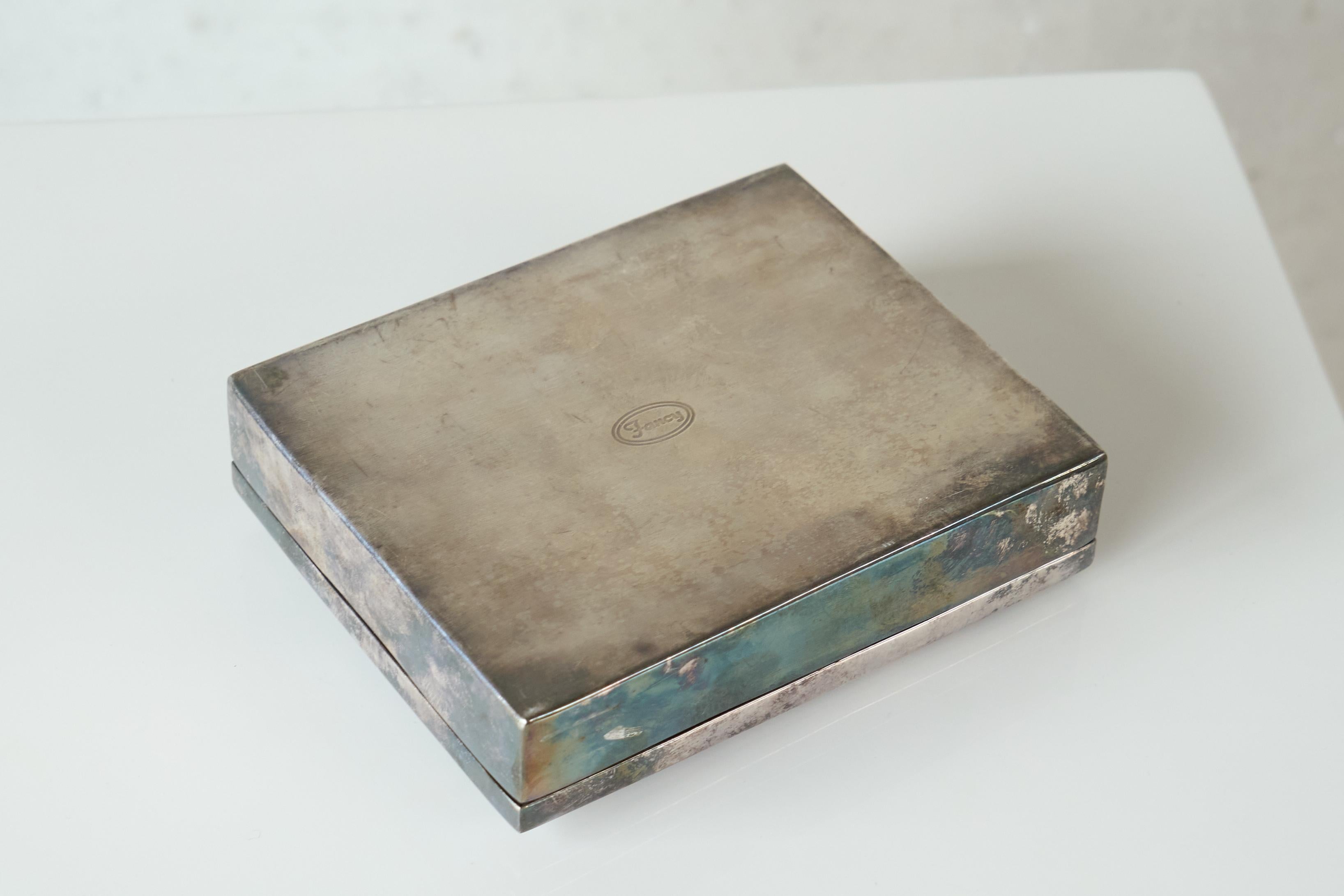 Boîte à cartes à jouer du milieu du siècle en laiton plaqué d'argent patiné et velours années 1960 en vente 3