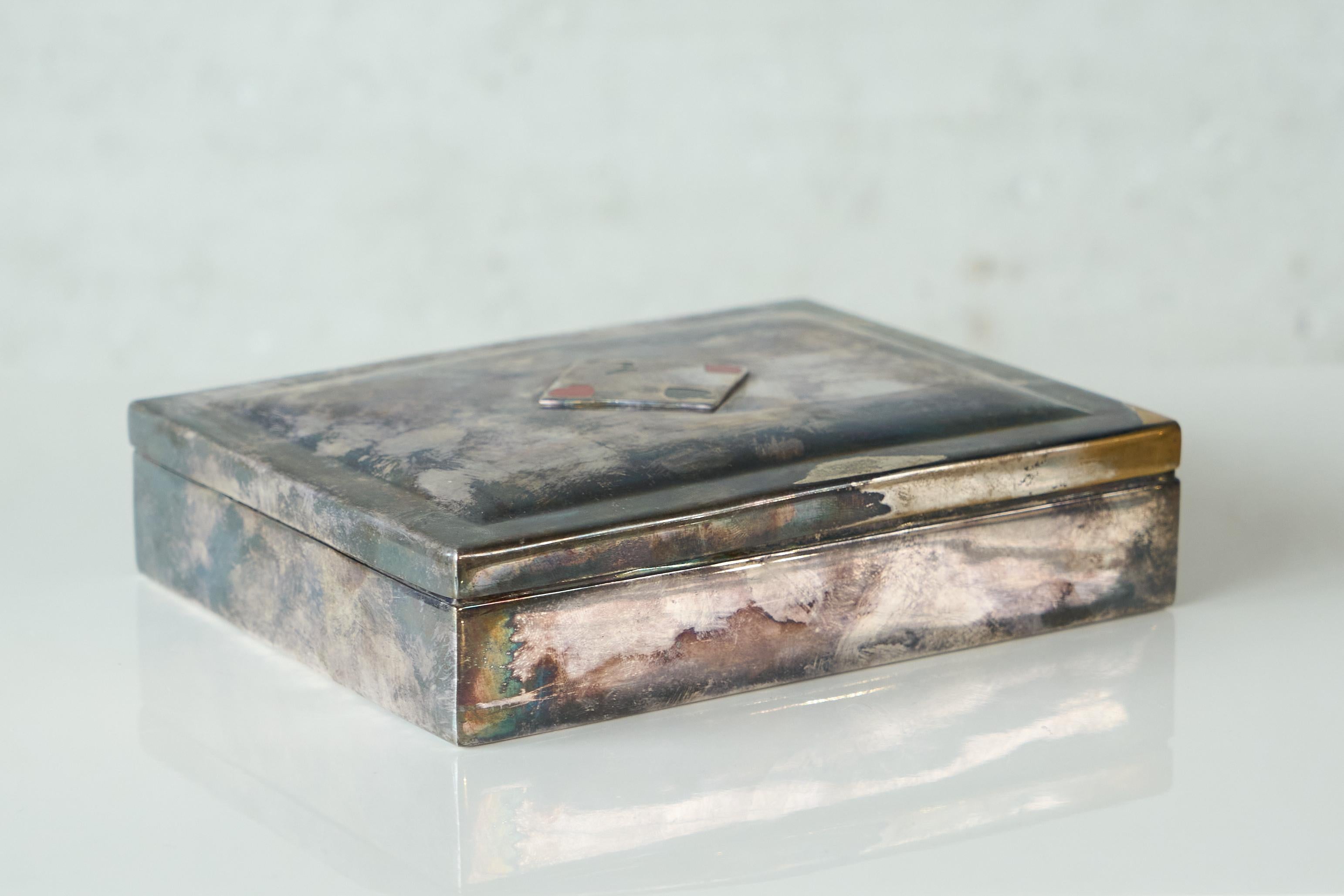 Mid-Century Modern Boîte à cartes à jouer du milieu du siècle en laiton plaqué d'argent patiné et velours années 1960 en vente
