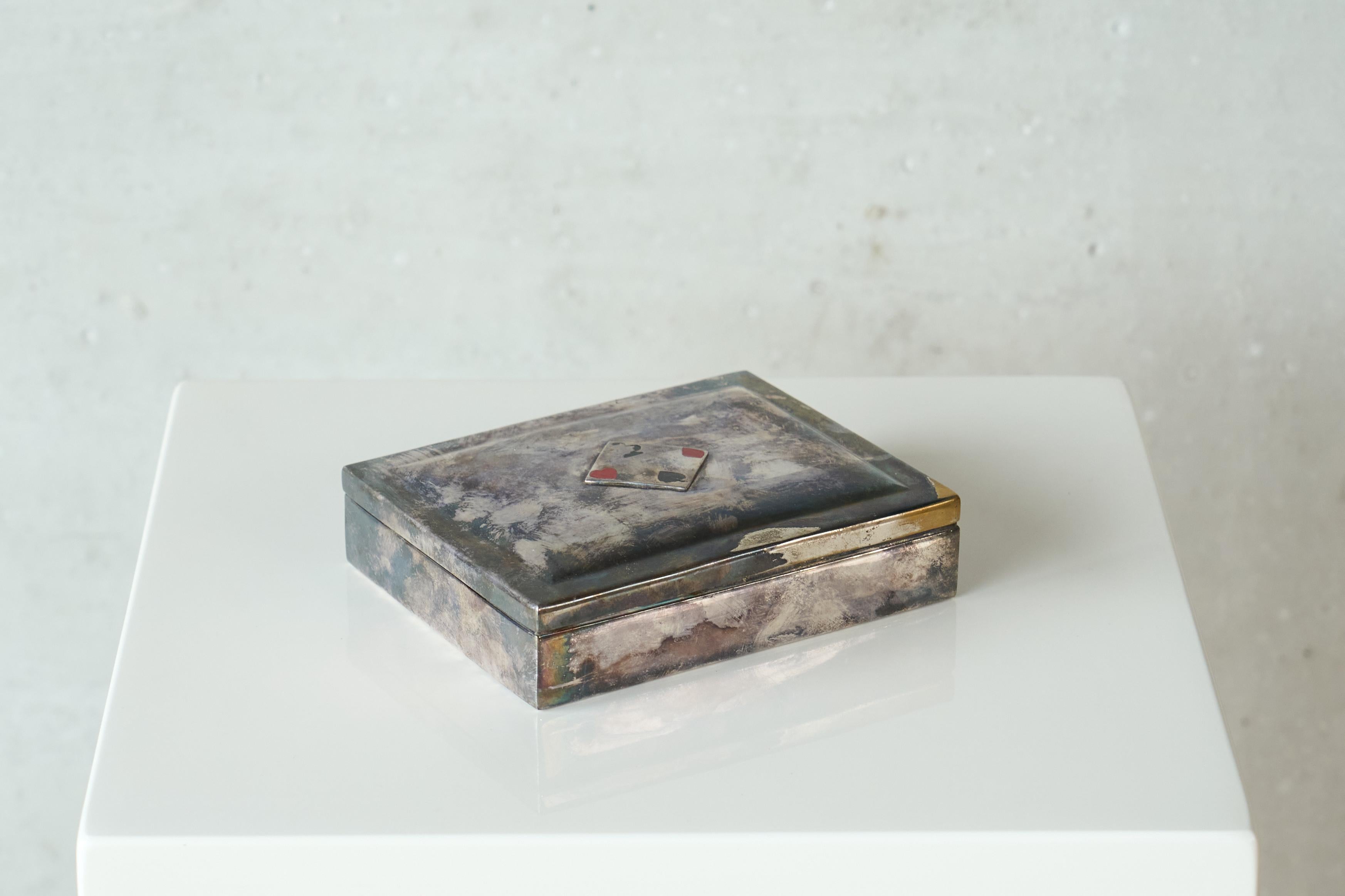Fait main Boîte à cartes à jouer du milieu du siècle en laiton plaqué d'argent patiné et velours années 1960 en vente
