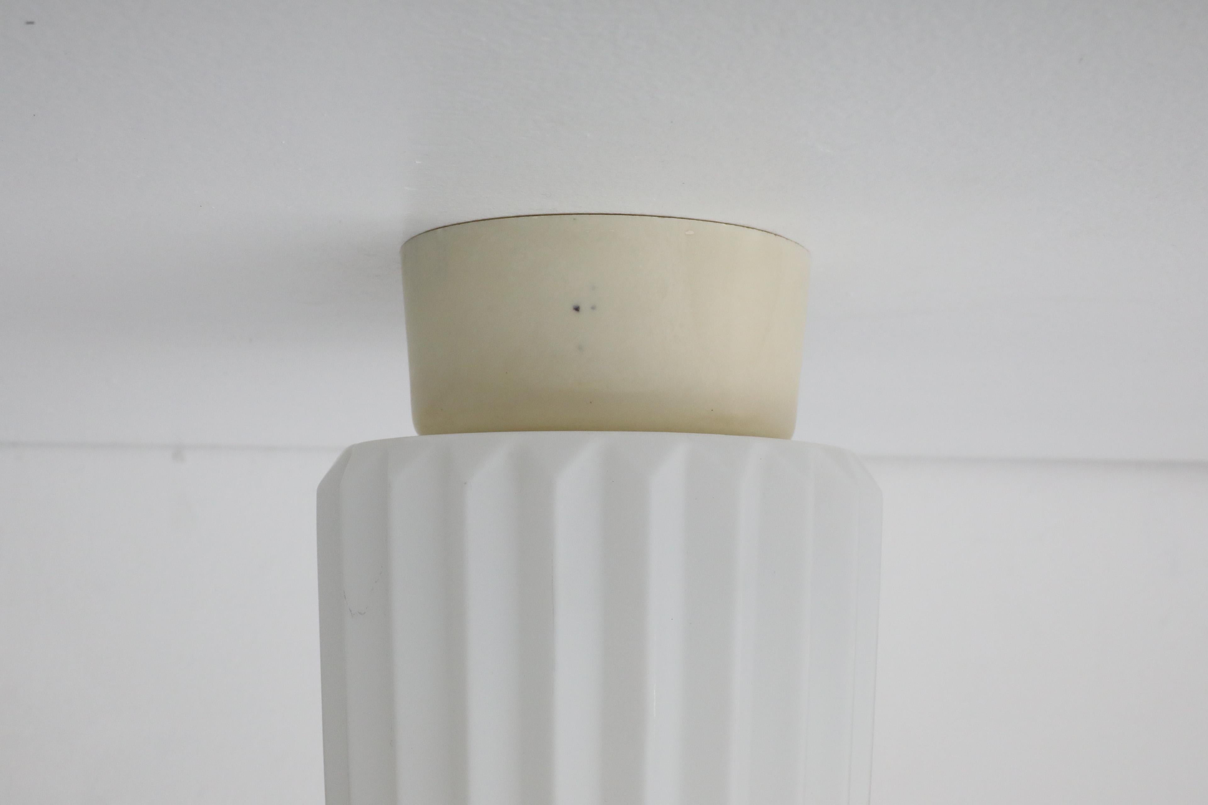 Lampada da soffitto a cilindro in vetro latte plissettato di metà secolo con base in bachelite in vendita 2