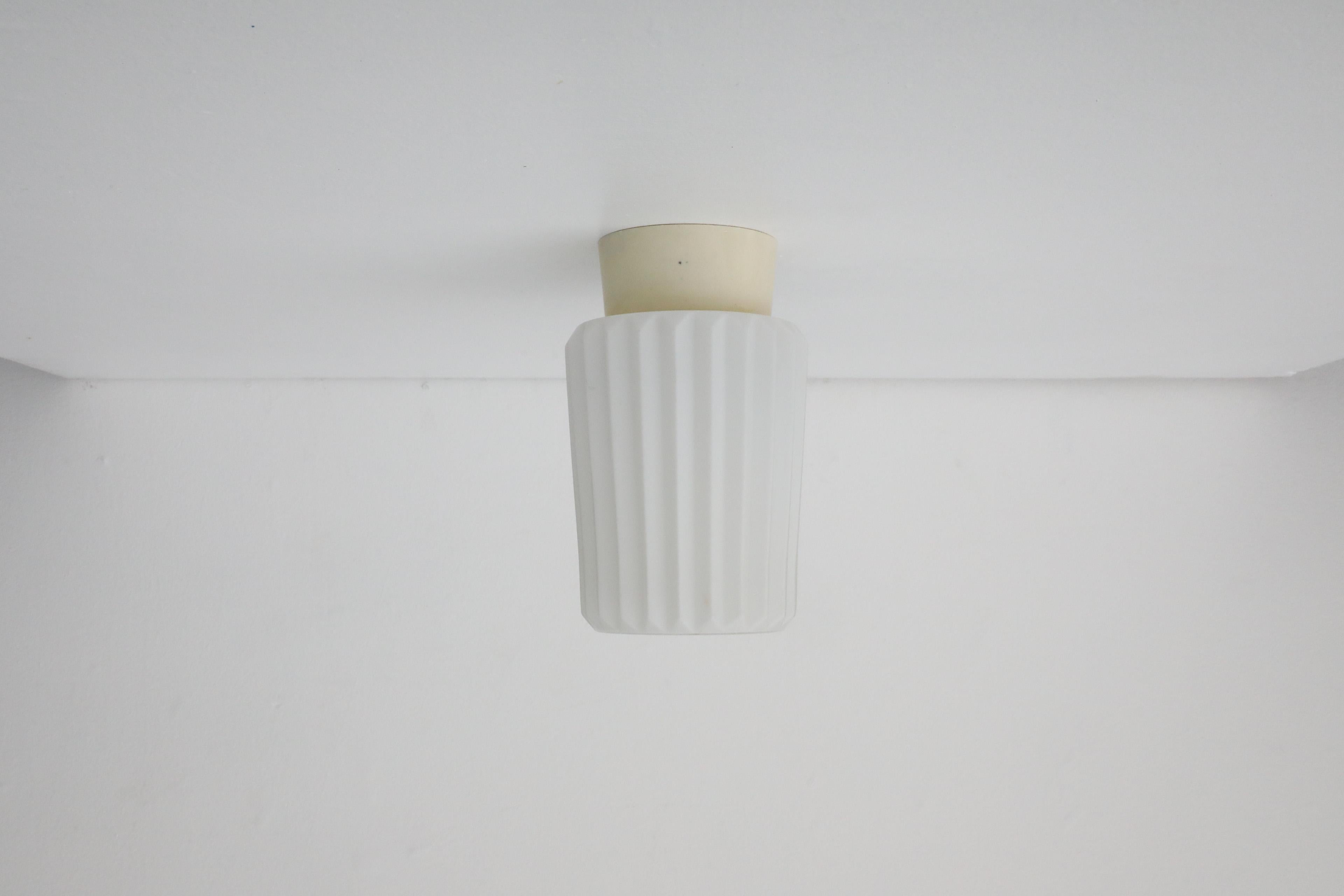 Mid-Century moderno Lampada da soffitto a cilindro in vetro latte plissettato di metà secolo con base in bachelite in vendita