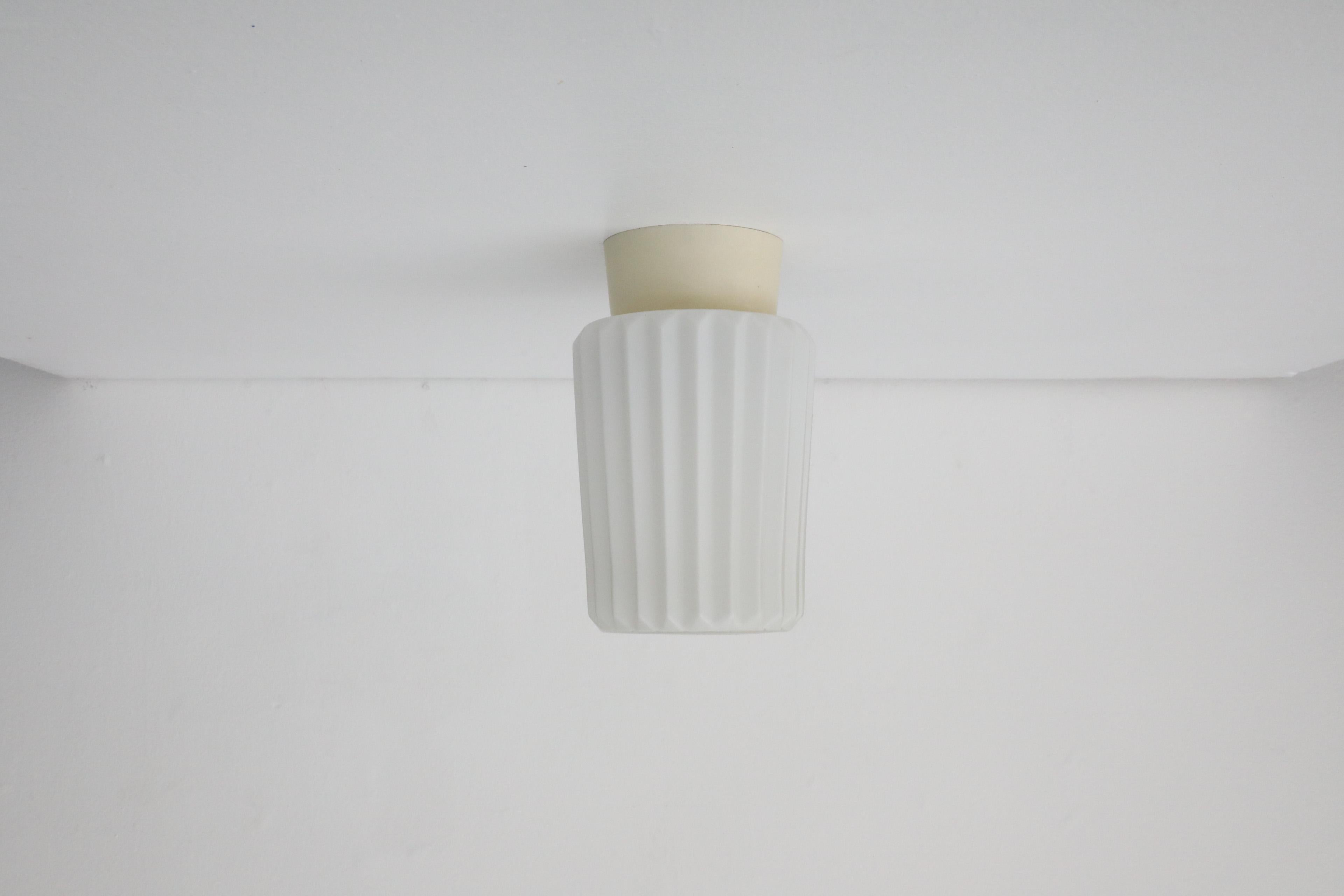 Olandese Lampada da soffitto a cilindro in vetro latte plissettato di metà secolo con base in bachelite in vendita