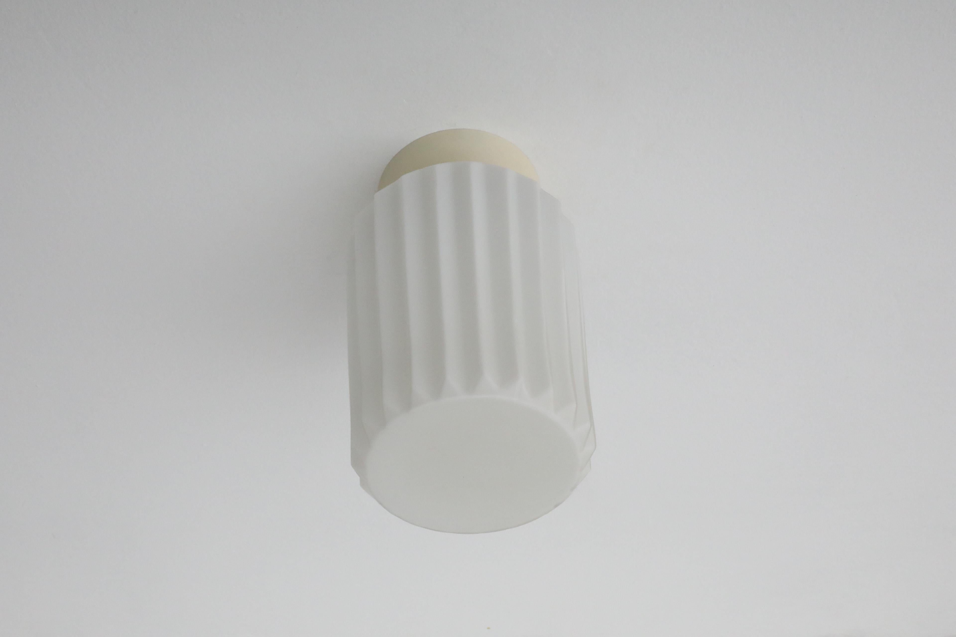 Lampada da soffitto a cilindro in vetro latte plissettato di metà secolo con base in bachelite In condizioni buone in vendita a Los Angeles, CA