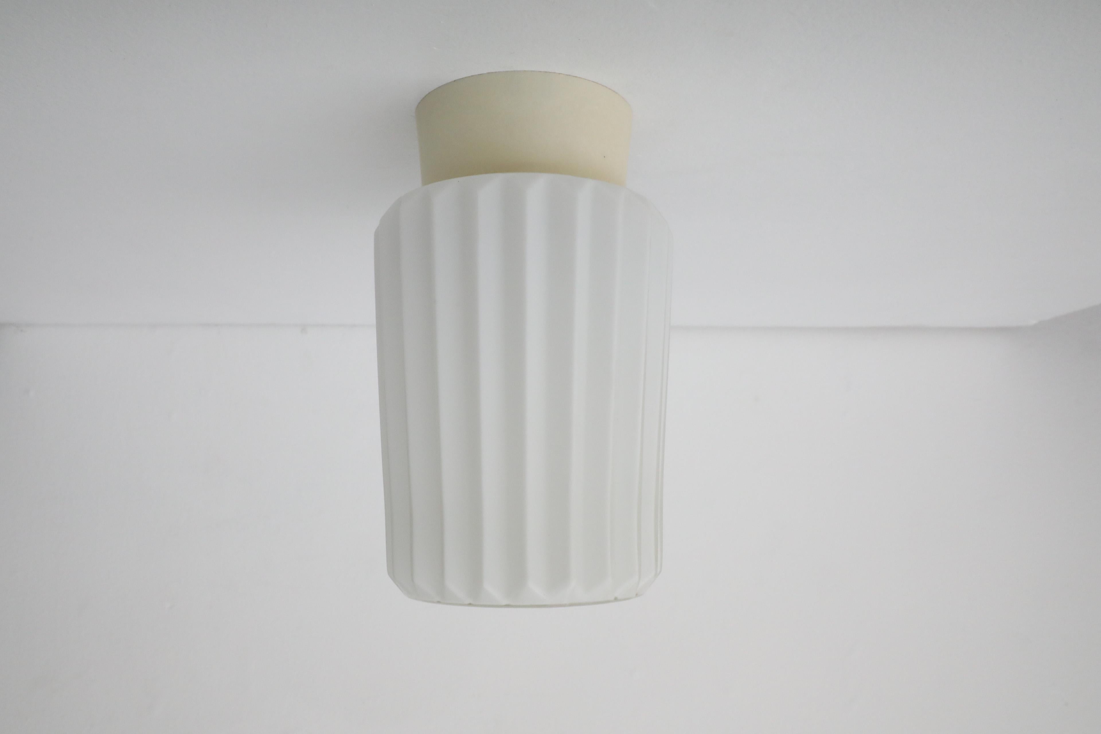XX secolo Lampada da soffitto a cilindro in vetro latte plissettato di metà secolo con base in bachelite in vendita