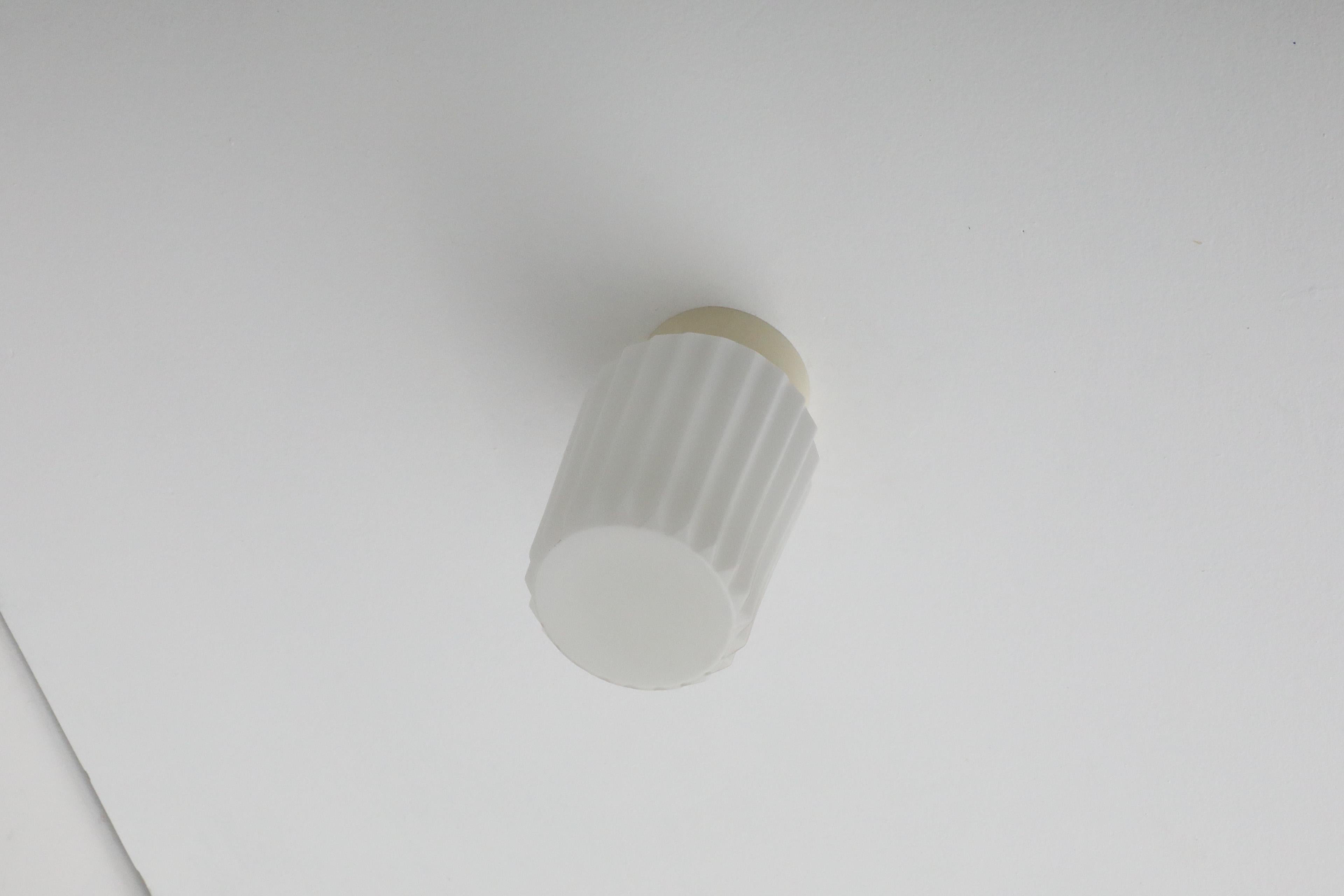 Vetro lattimo Lampada da soffitto a cilindro in vetro latte plissettato di metà secolo con base in bachelite in vendita