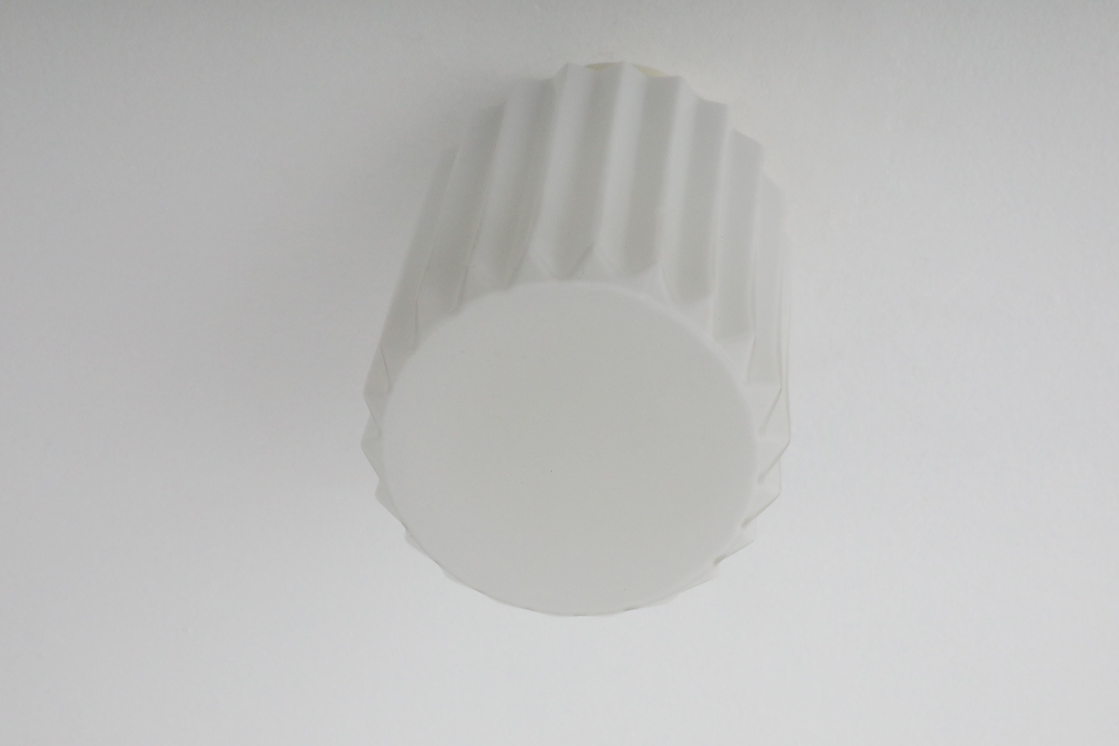 Lampada da soffitto a cilindro in vetro latte plissettato di metà secolo con base in bachelite in vendita 1