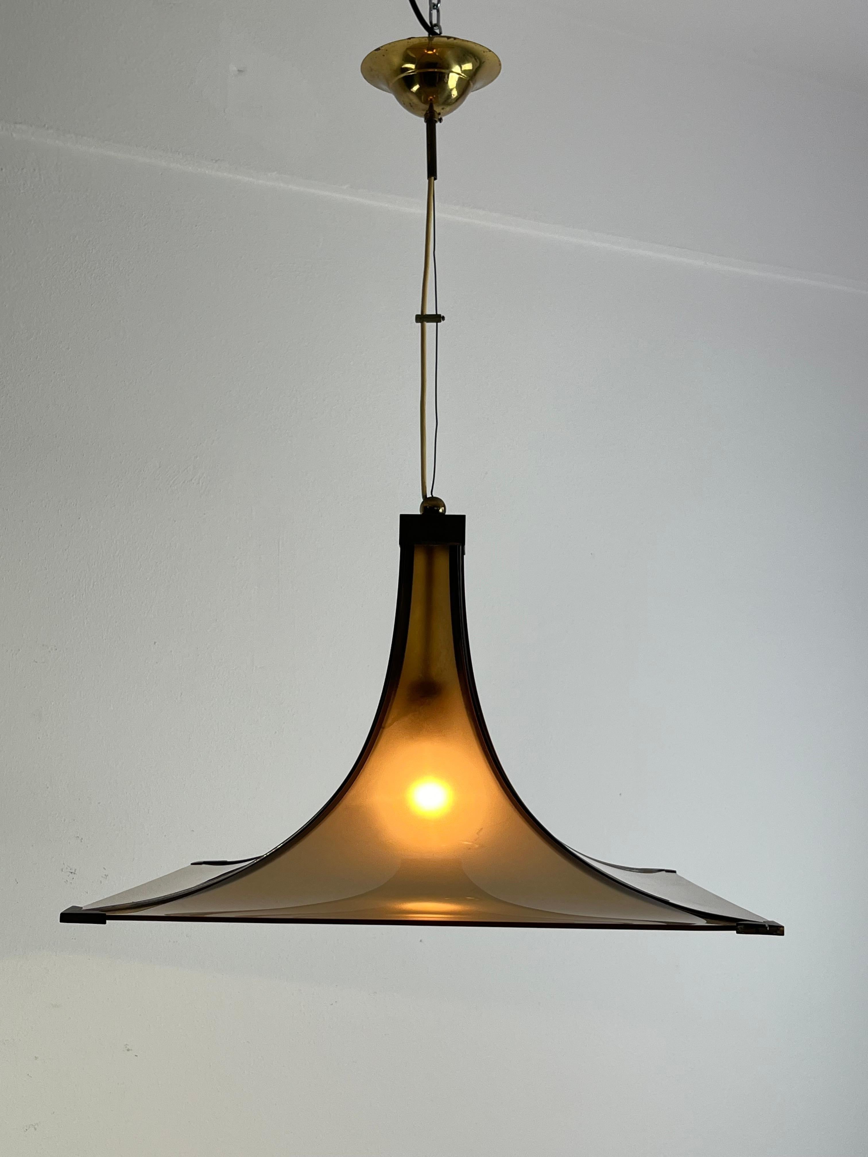 
Kronleuchter aus Plexiglas und Messing aus der Mitte des Jahrhunderts, italienisches Design der 1960er Jahre
E27 Lampe, guter Zustand, kleine Alterungsspuren.