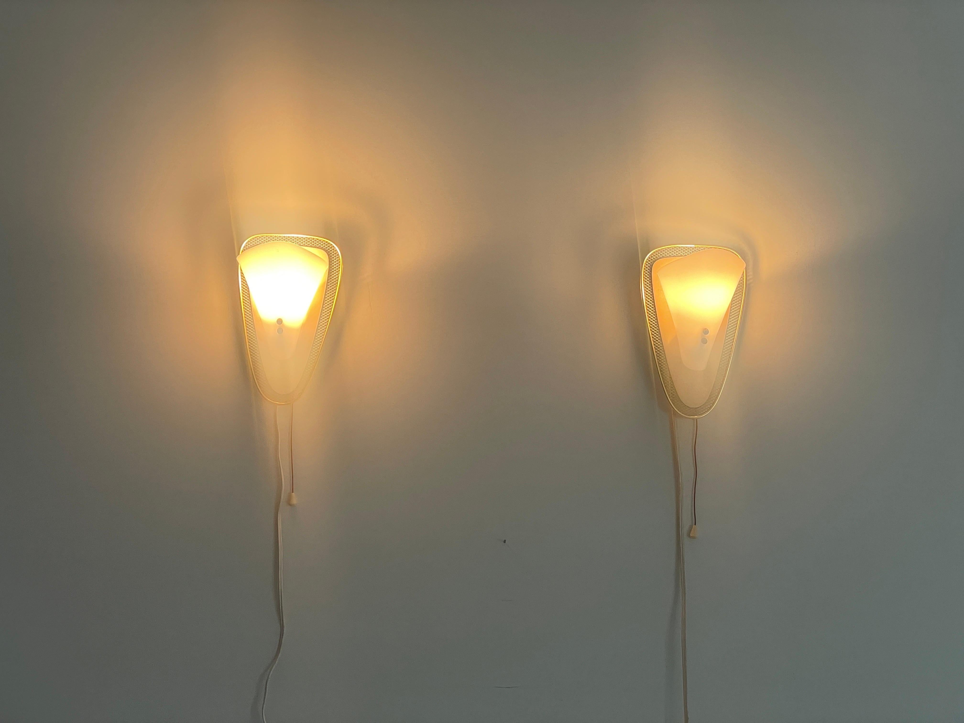 Paire d'appliques du milieu du siècle en plexiglas et métal vert/or, années 1950, Allemagne en vente 3