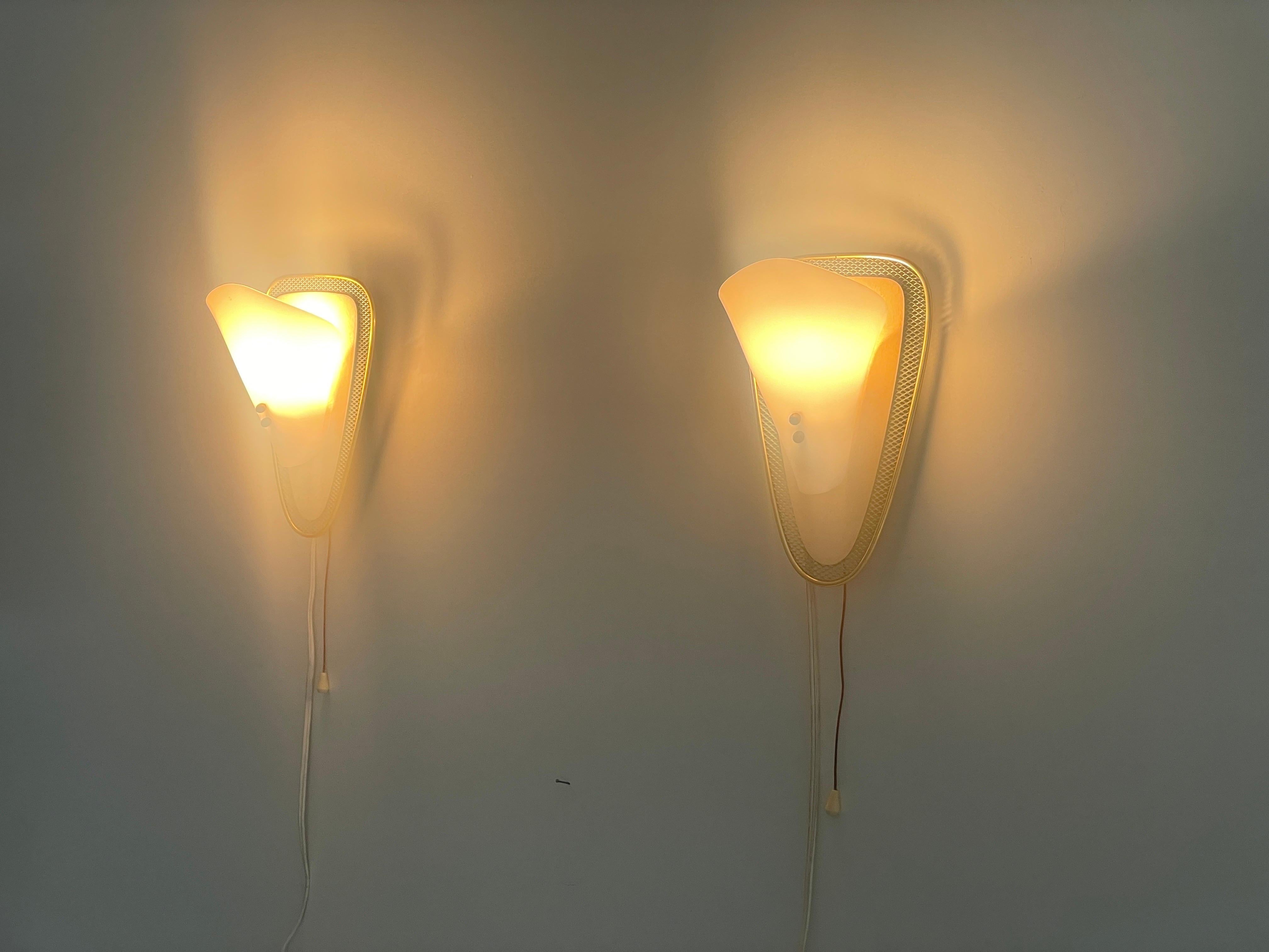 Paire d'appliques du milieu du siècle en plexiglas et métal vert/or, années 1950, Allemagne en vente 4