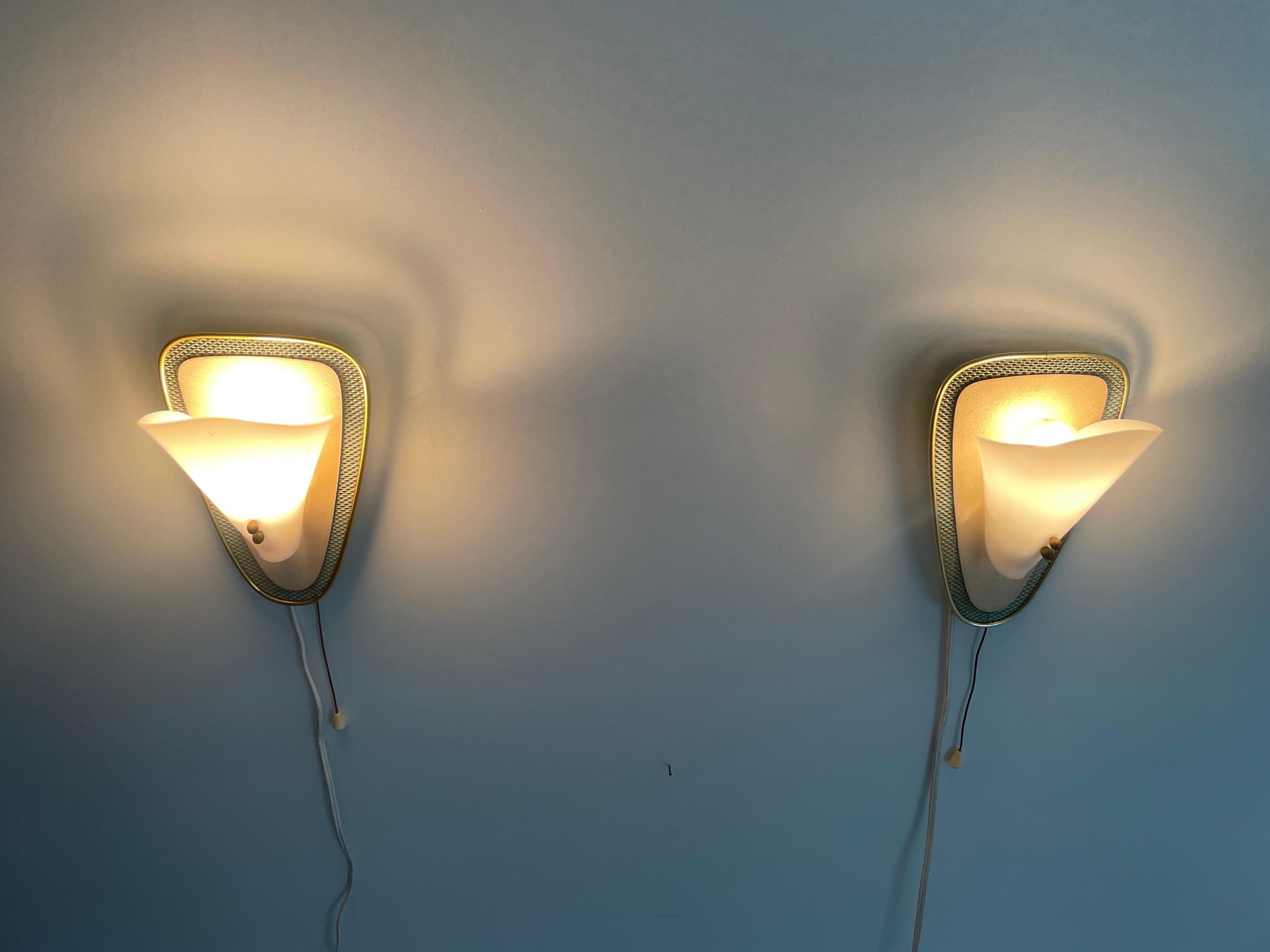 Paire d'appliques du milieu du siècle en plexiglas et métal vert/or, années 1950, Allemagne en vente 7