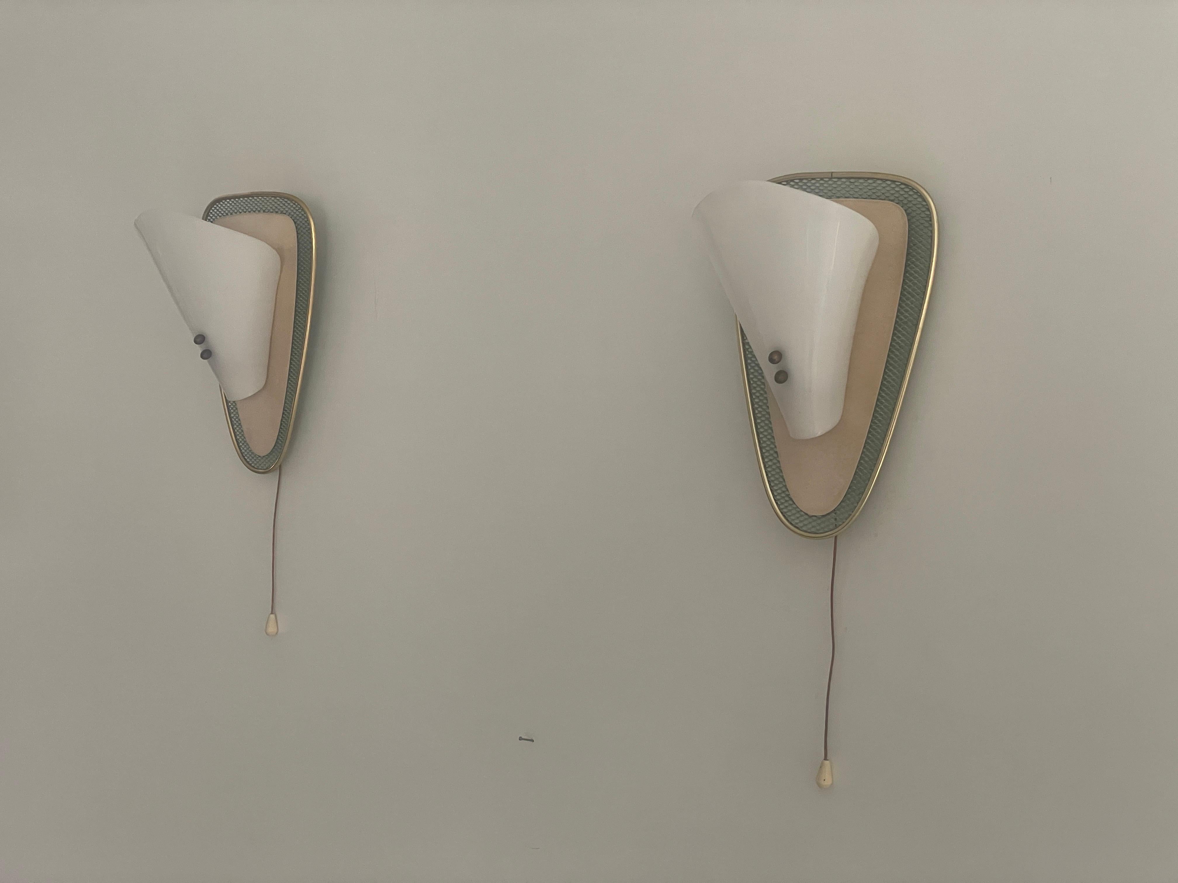 Paire d'appliques du milieu du siècle en plexiglas et métal vert/or, années 1950, Allemagne

Les lampes sont en très bon état.
Usure correspondant à l'âge et à l'usage.

Cette lampe fonctionne avec une ampoule standard E14. 
Convient à une