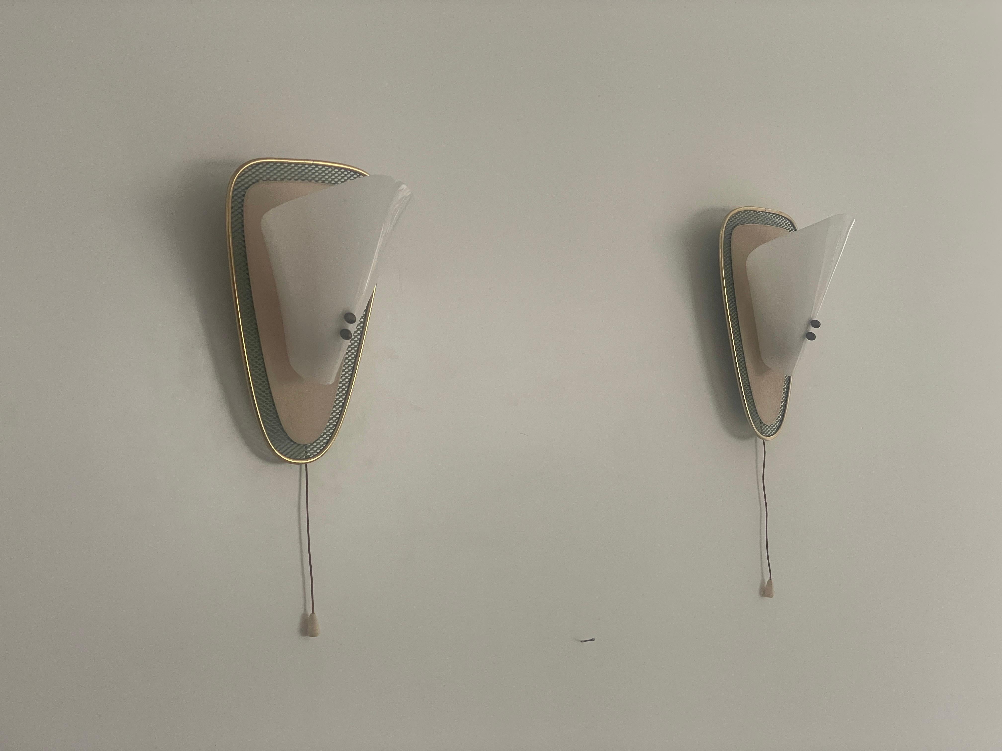 Mid-Century Modern Paire d'appliques du milieu du siècle en plexiglas et métal vert/or, années 1950, Allemagne en vente