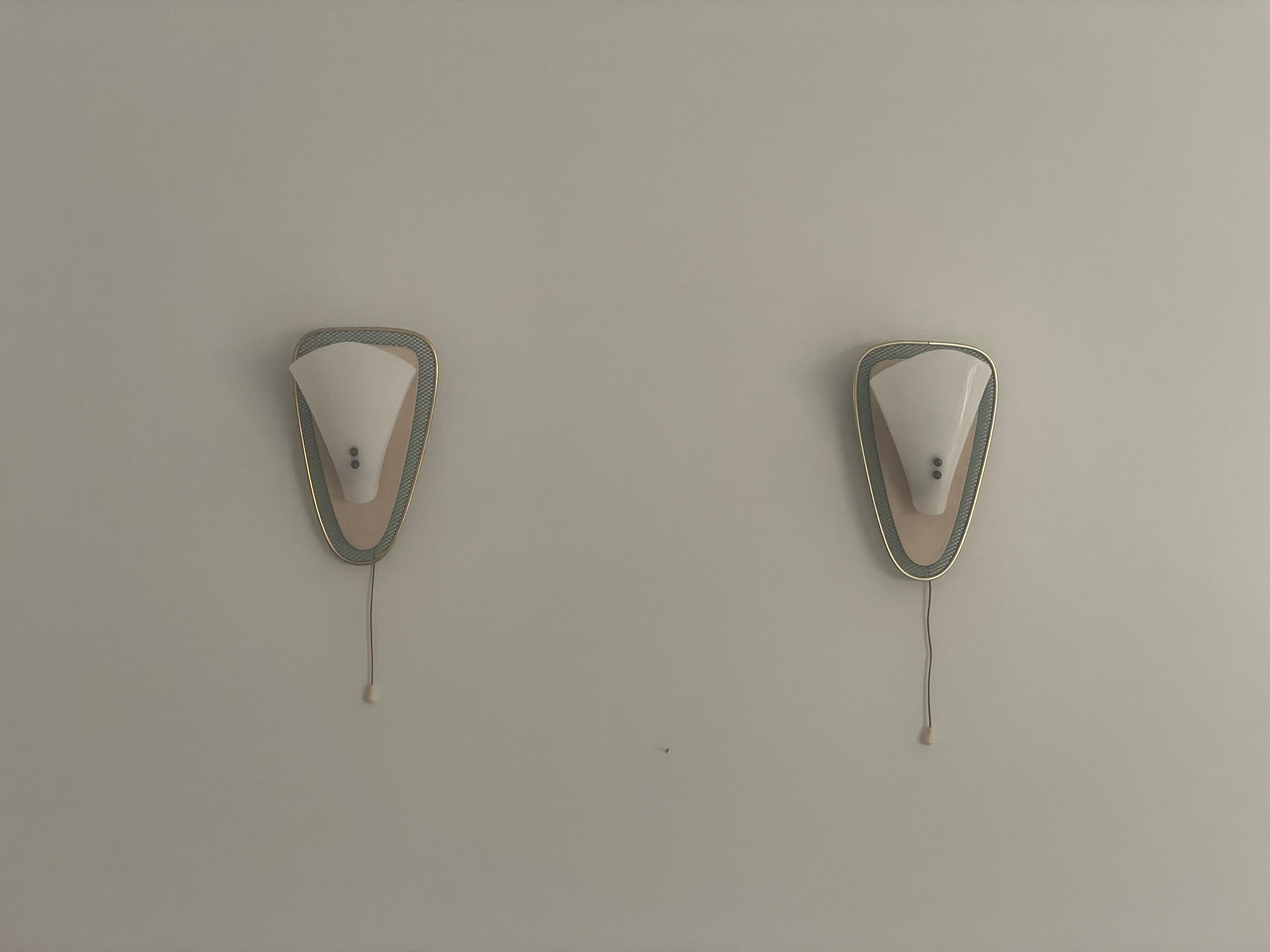 Allemand Paire d'appliques du milieu du siècle en plexiglas et métal vert/or, années 1950, Allemagne en vente