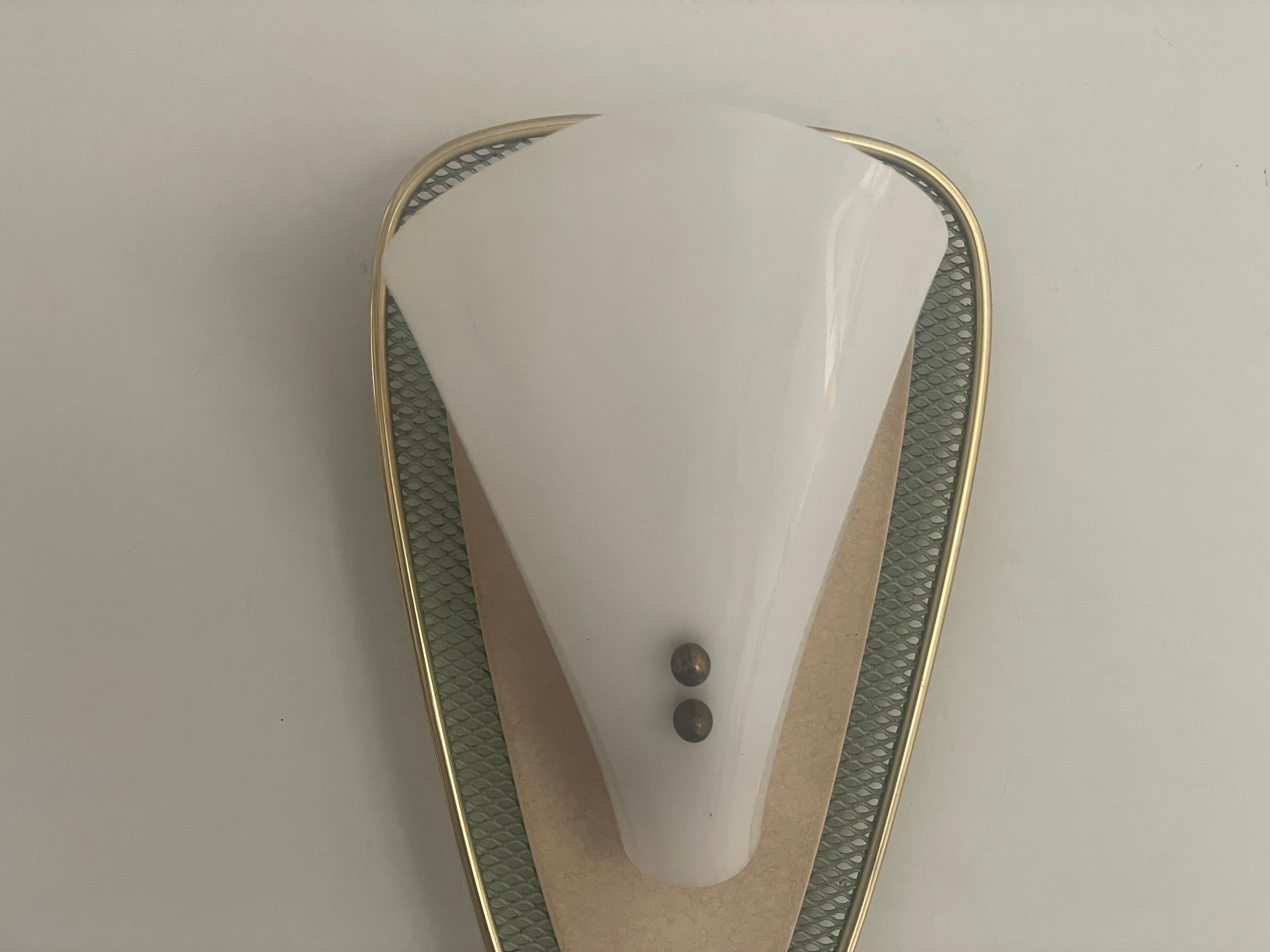 Paire d'appliques du milieu du siècle en plexiglas et métal vert/or, années 1950, Allemagne Excellent état - En vente à Hagenbach, DE