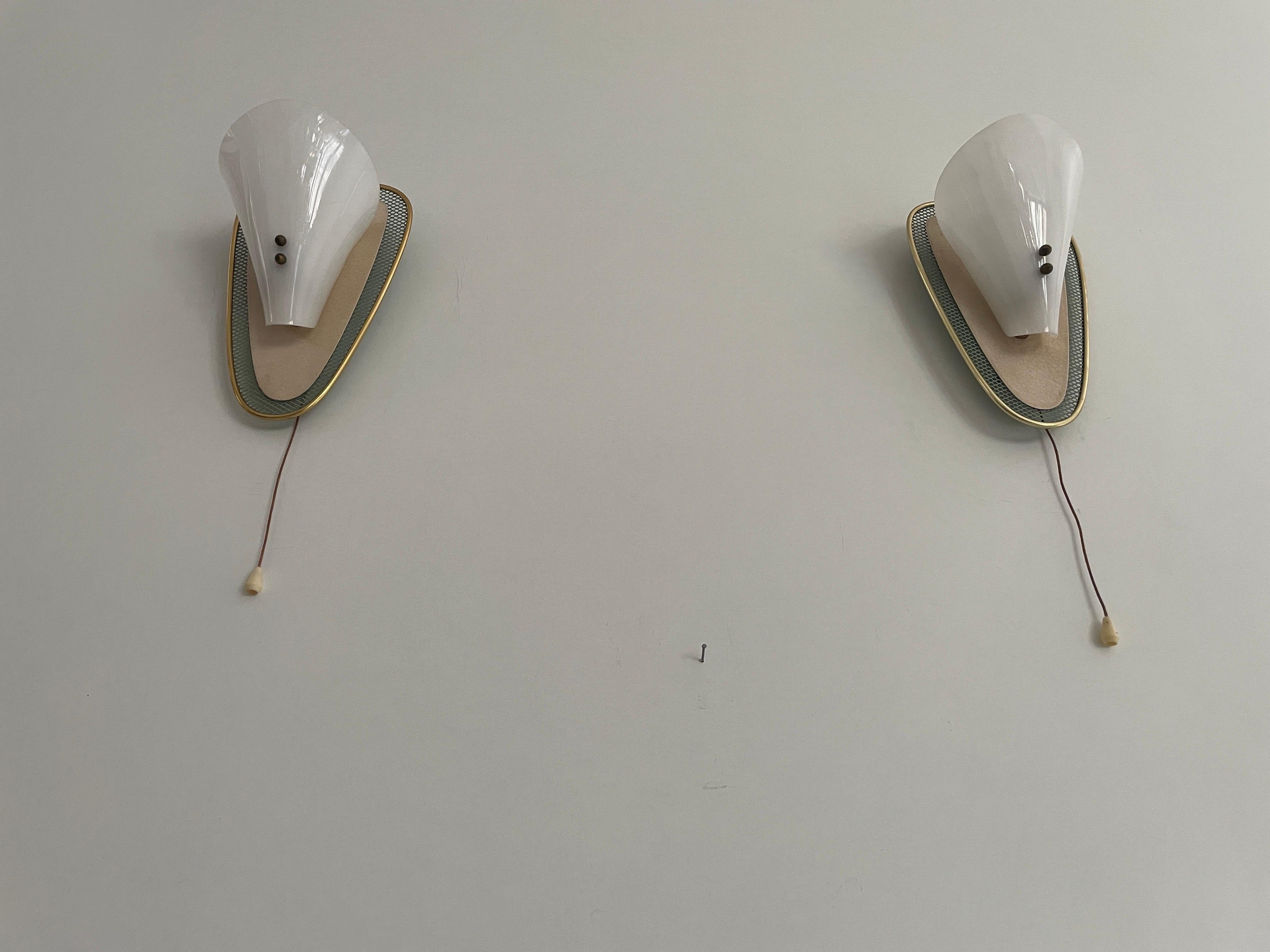 Laiton Paire d'appliques du milieu du siècle en plexiglas et métal vert/or, années 1950, Allemagne en vente