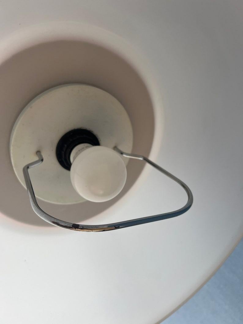 Lampada a sospensione massiccia in plexiglass di metà secolo con cappuccio rosso, anni '70 In condizioni ottime in vendita a ROTTERDAM, ZH
